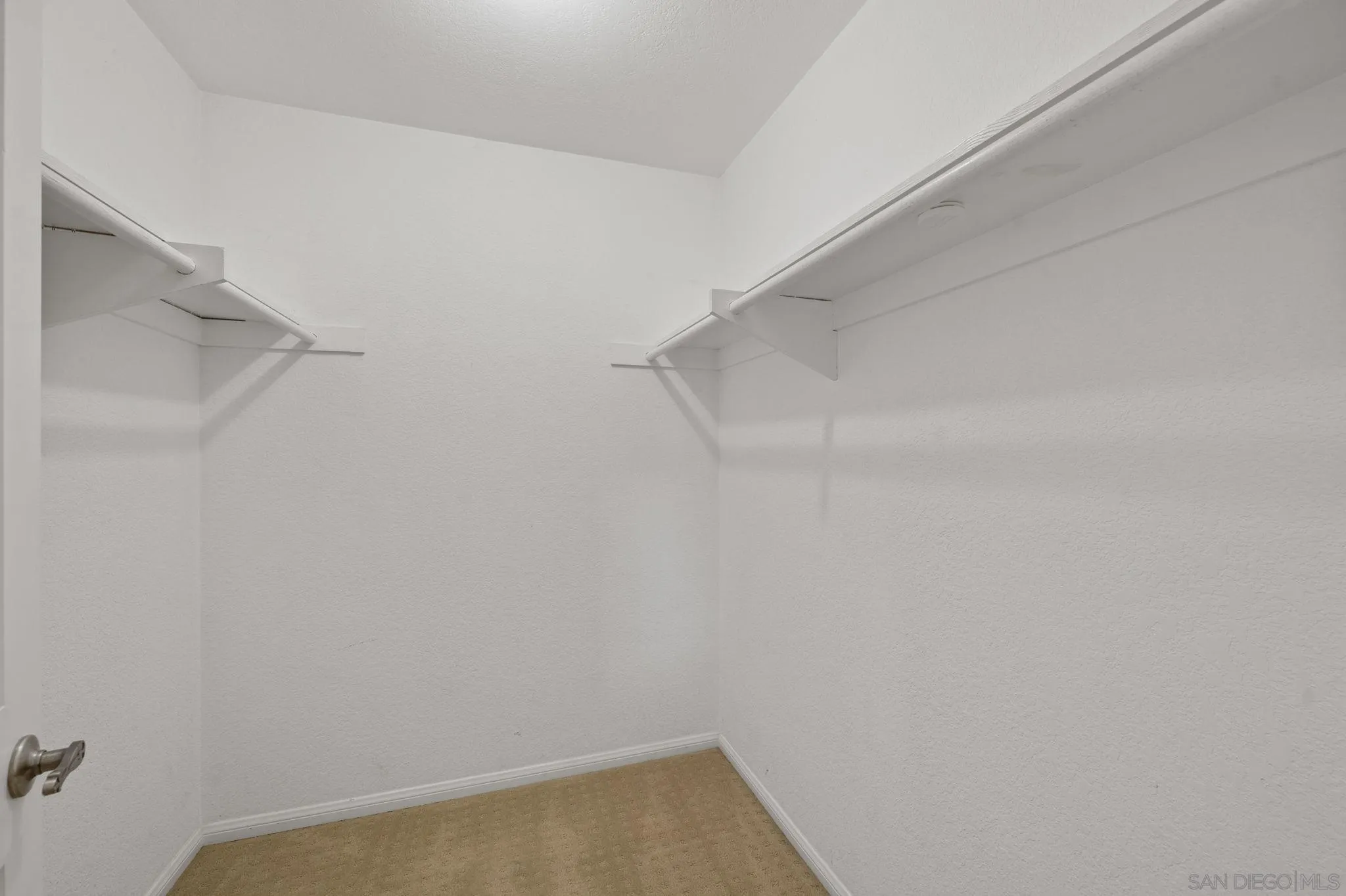 https://cdn.realtyfeed.com/cdn/127/260002143/2f2e0d22c6244623ae918197528673d0.webp