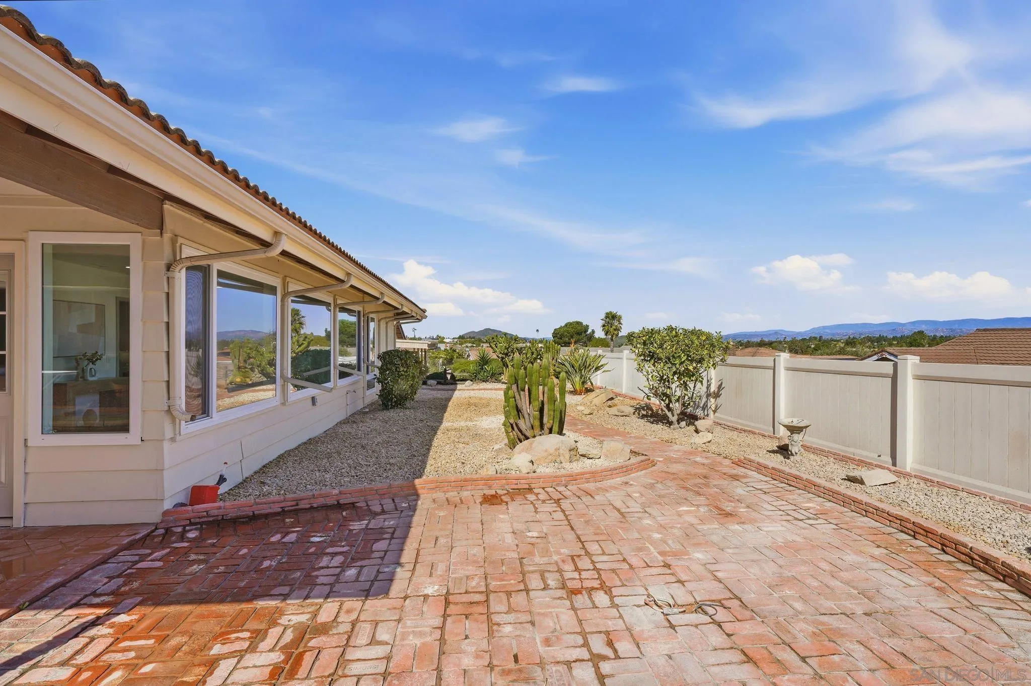 https://cdn.realtyfeed.com/cdn/127/260002151/74a27cbdfad6067c60896f43c11a0dbc.webp