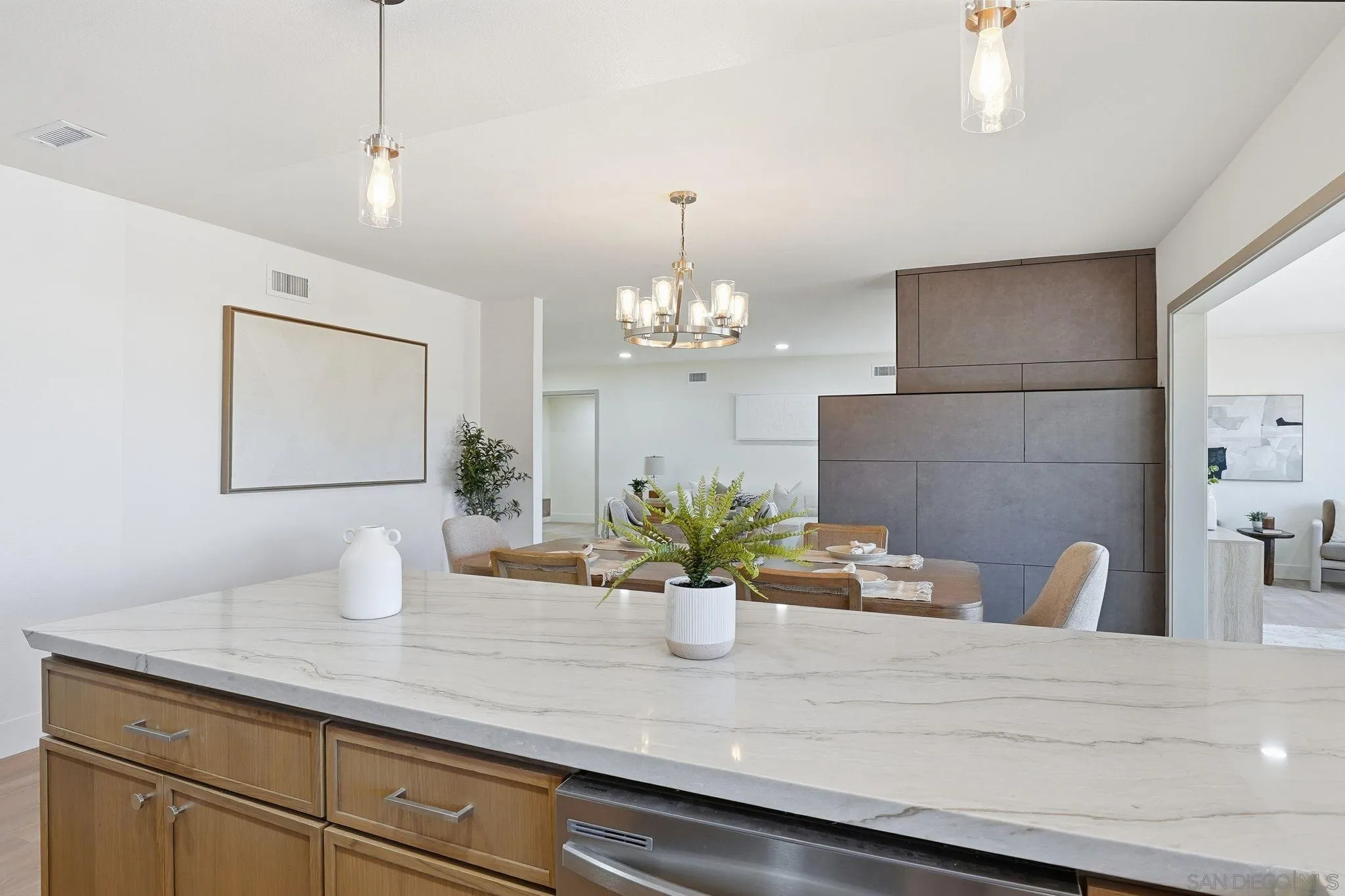 https://cdn.realtyfeed.com/cdn/127/260002151/e1e3b89e2961de30d6d9e6234535b2fe.webp