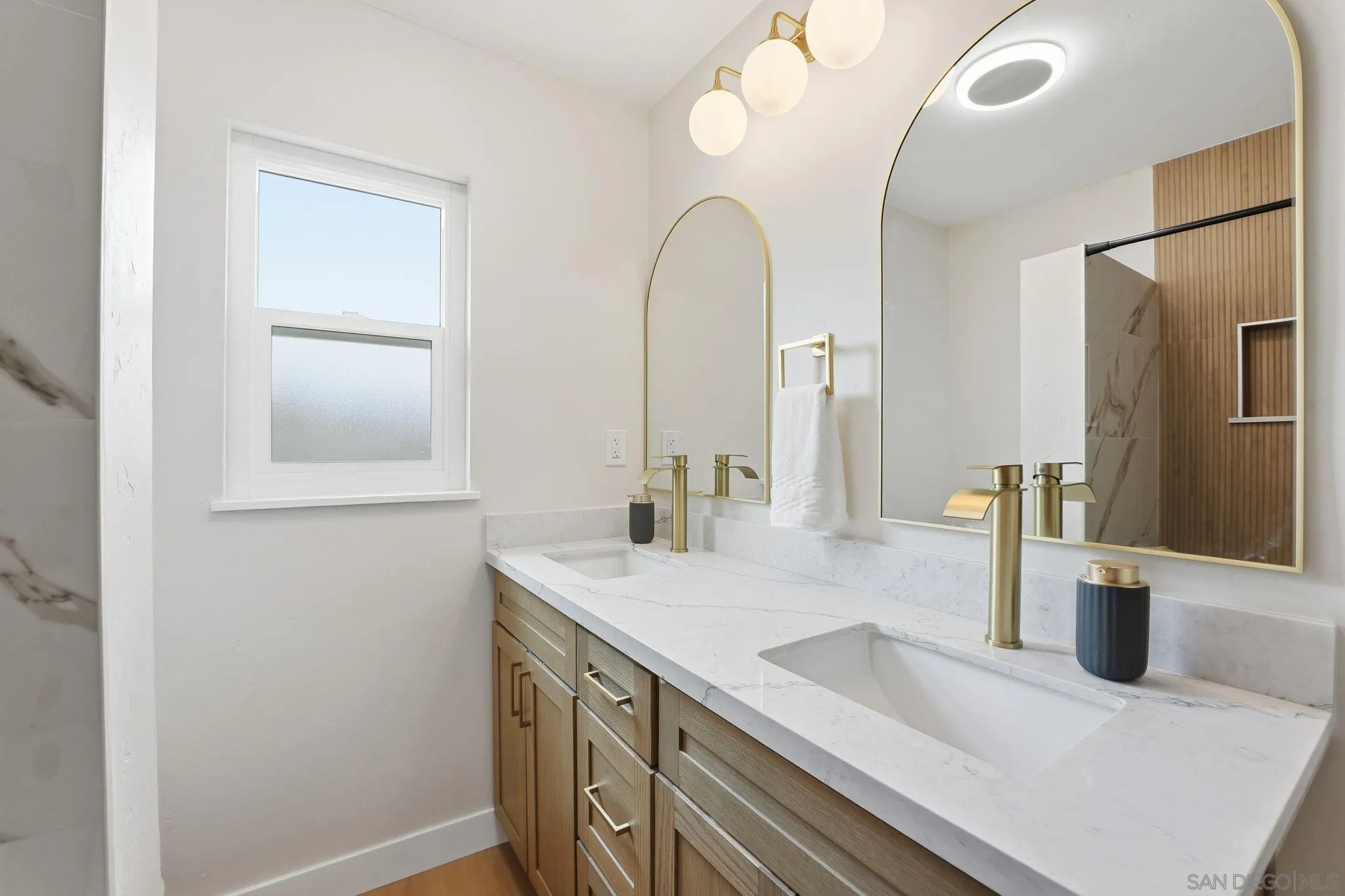 https://cdn.realtyfeed.com/cdn/127/260002172/b8843901d4d66996fabfad4e936190a1.webp