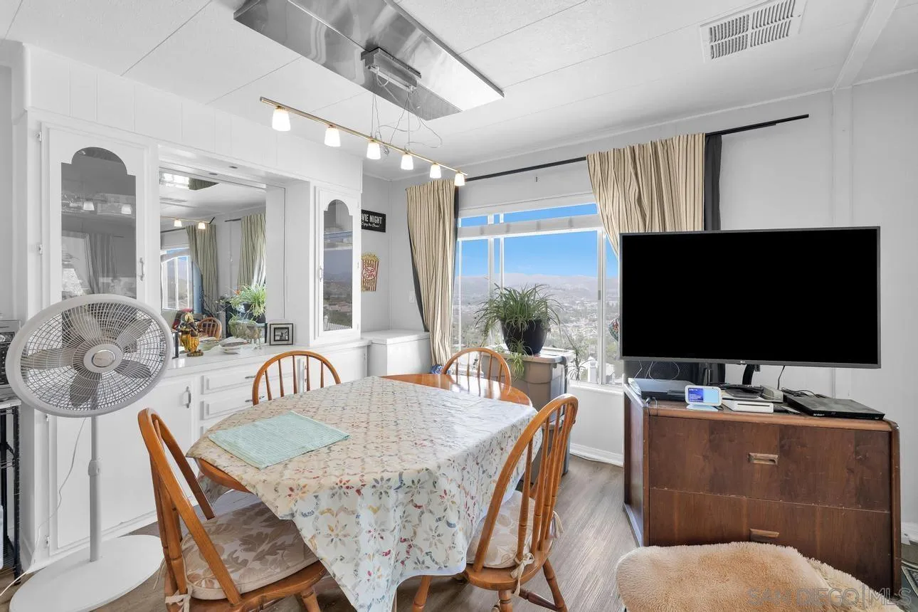 https://cdn.realtyfeed.com/cdn/127/260002207/cf42160c06a7b392243da38537e6f56e.webp