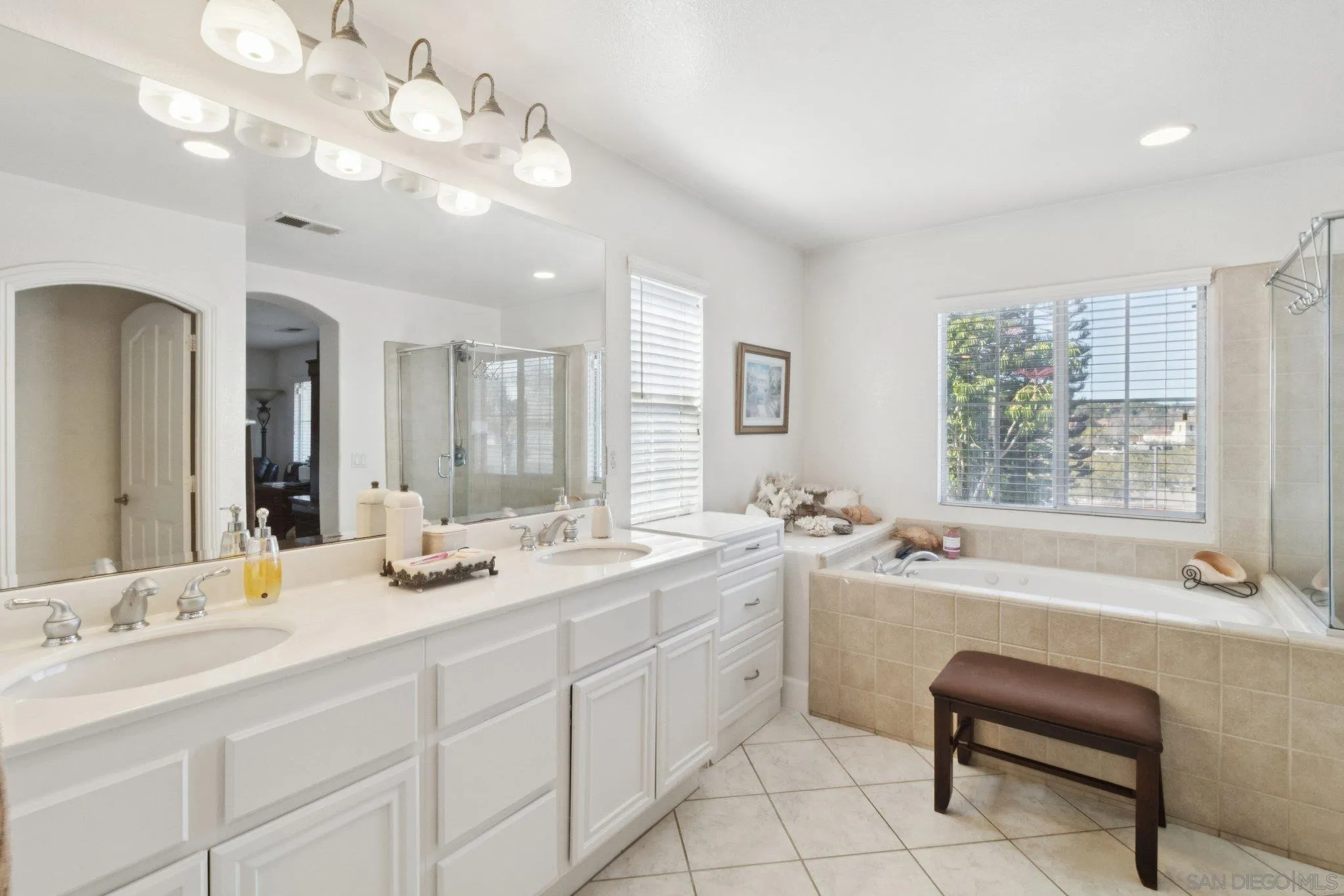 https://cdn.realtyfeed.com/cdn/127/260002208/445ceb2836d665b934a9acace3c2b516.webp