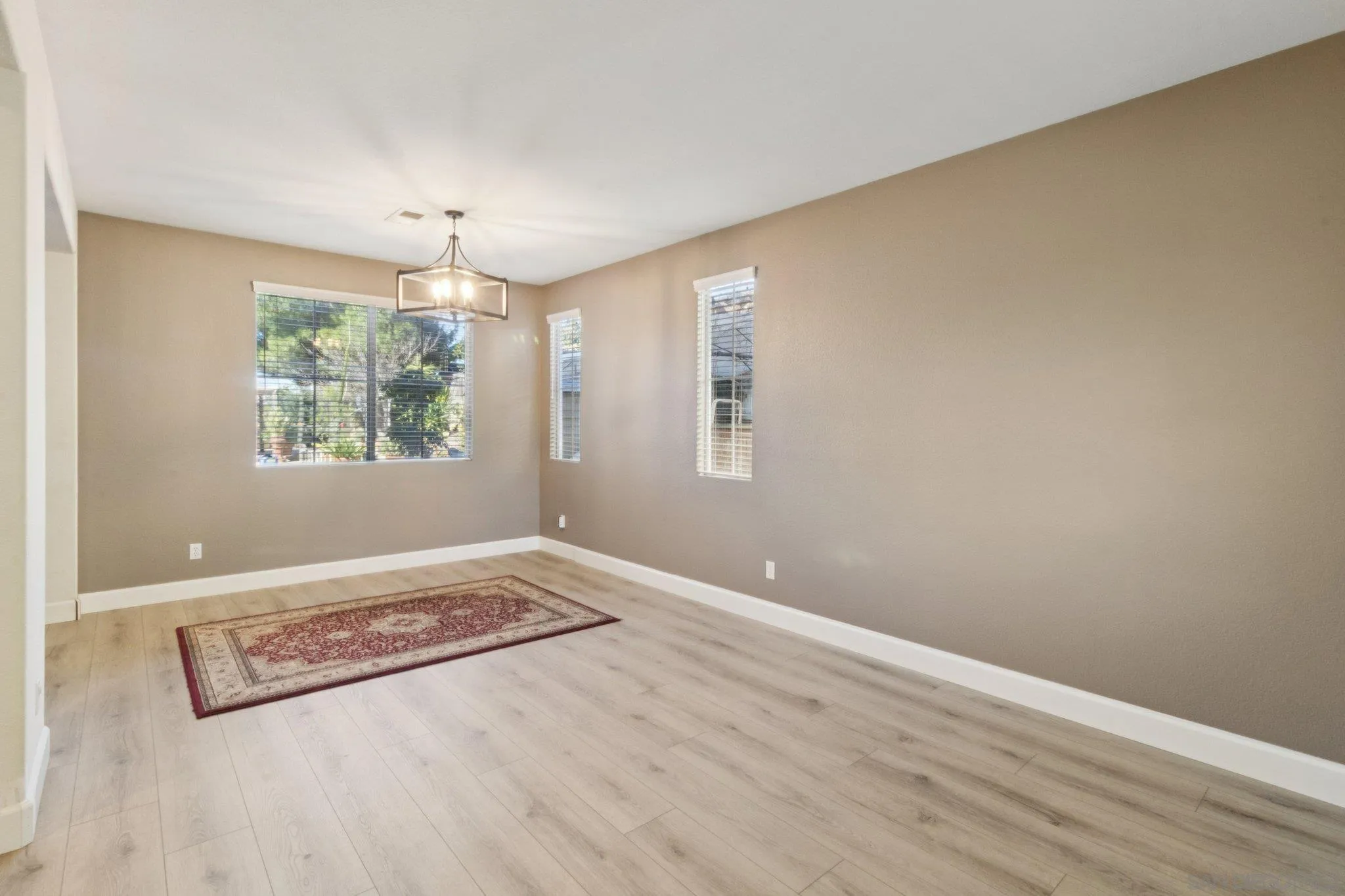 https://cdn.realtyfeed.com/cdn/127/260002208/98c75bc327b898a38aad864778367ab8.webp