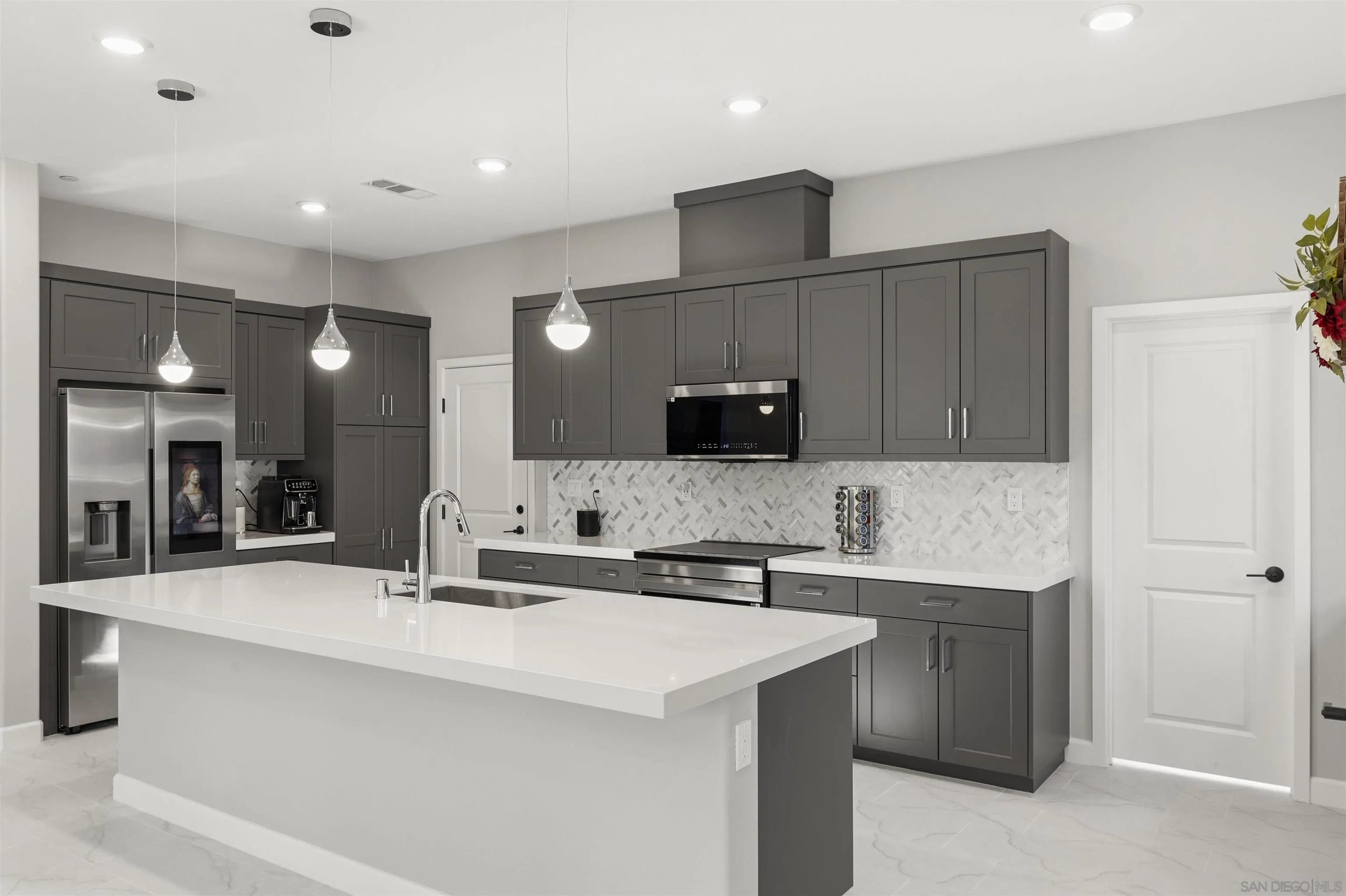 Photo #3: 260002210 Listing: Photo #3