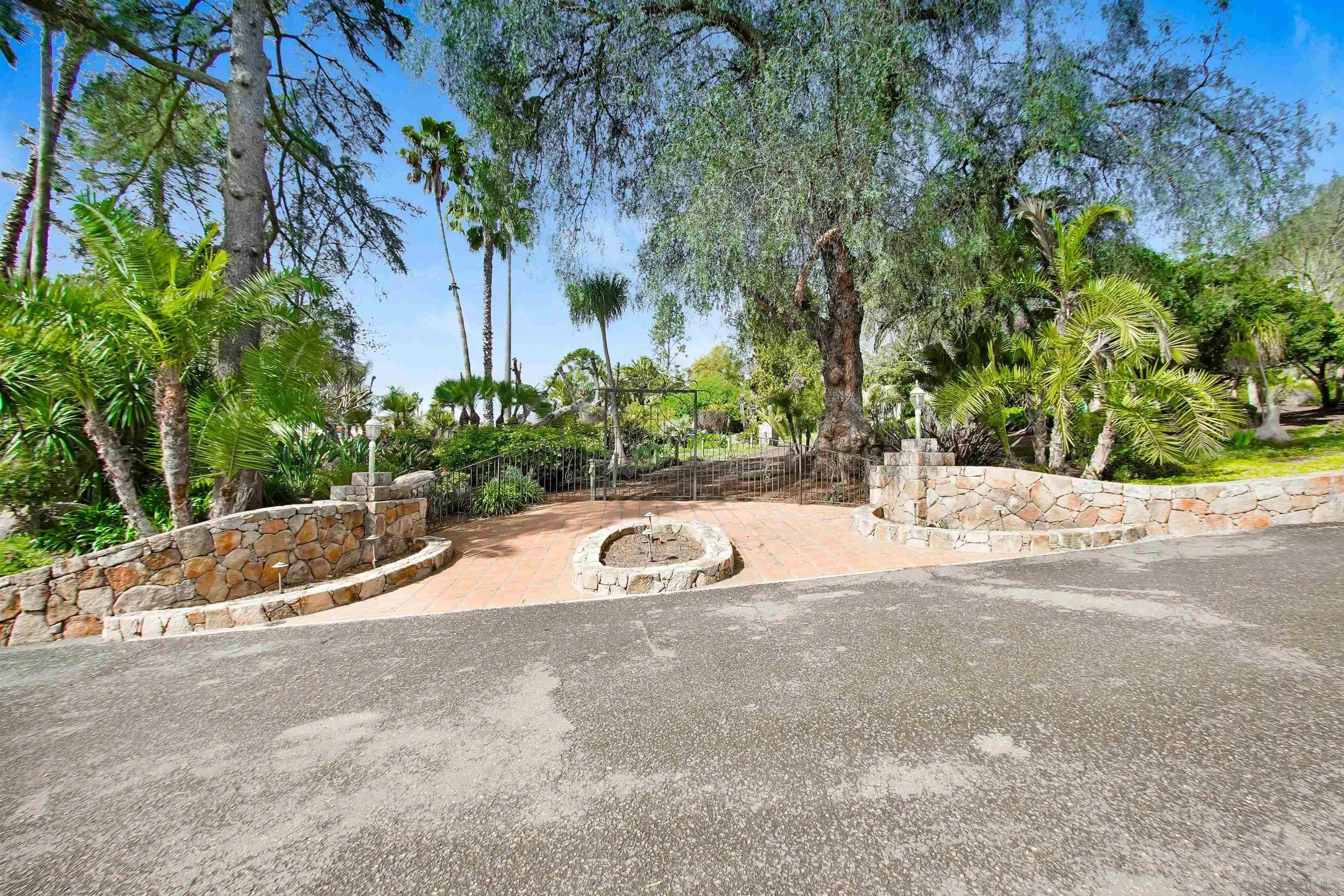 https://cdn.realtyfeed.com/cdn/127/260002232/1c383838bd6bbbd0a40e7762cbc03892.webp