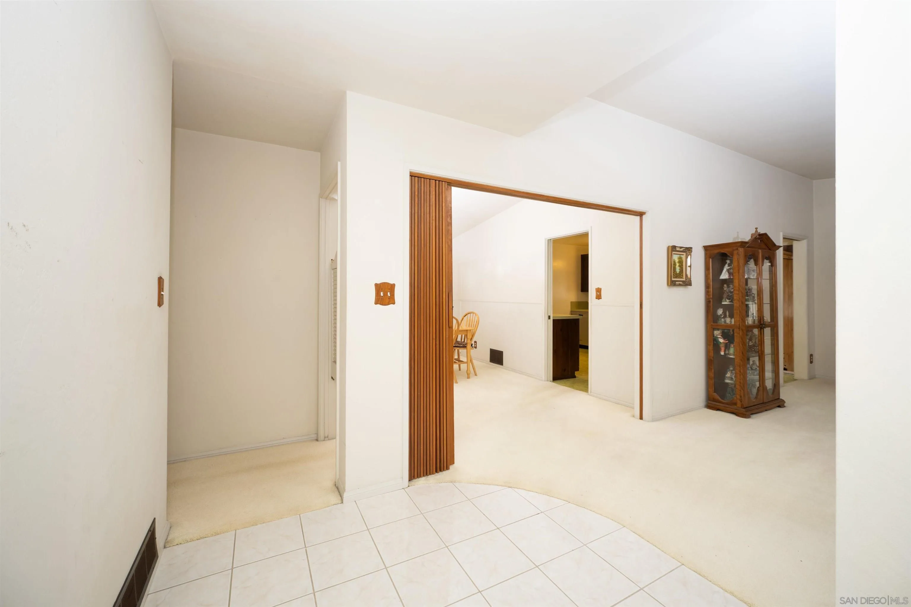 https://cdn.realtyfeed.com/cdn/127/260002244/b878c7ae9e897420cc7cd9f9c986b186.webp