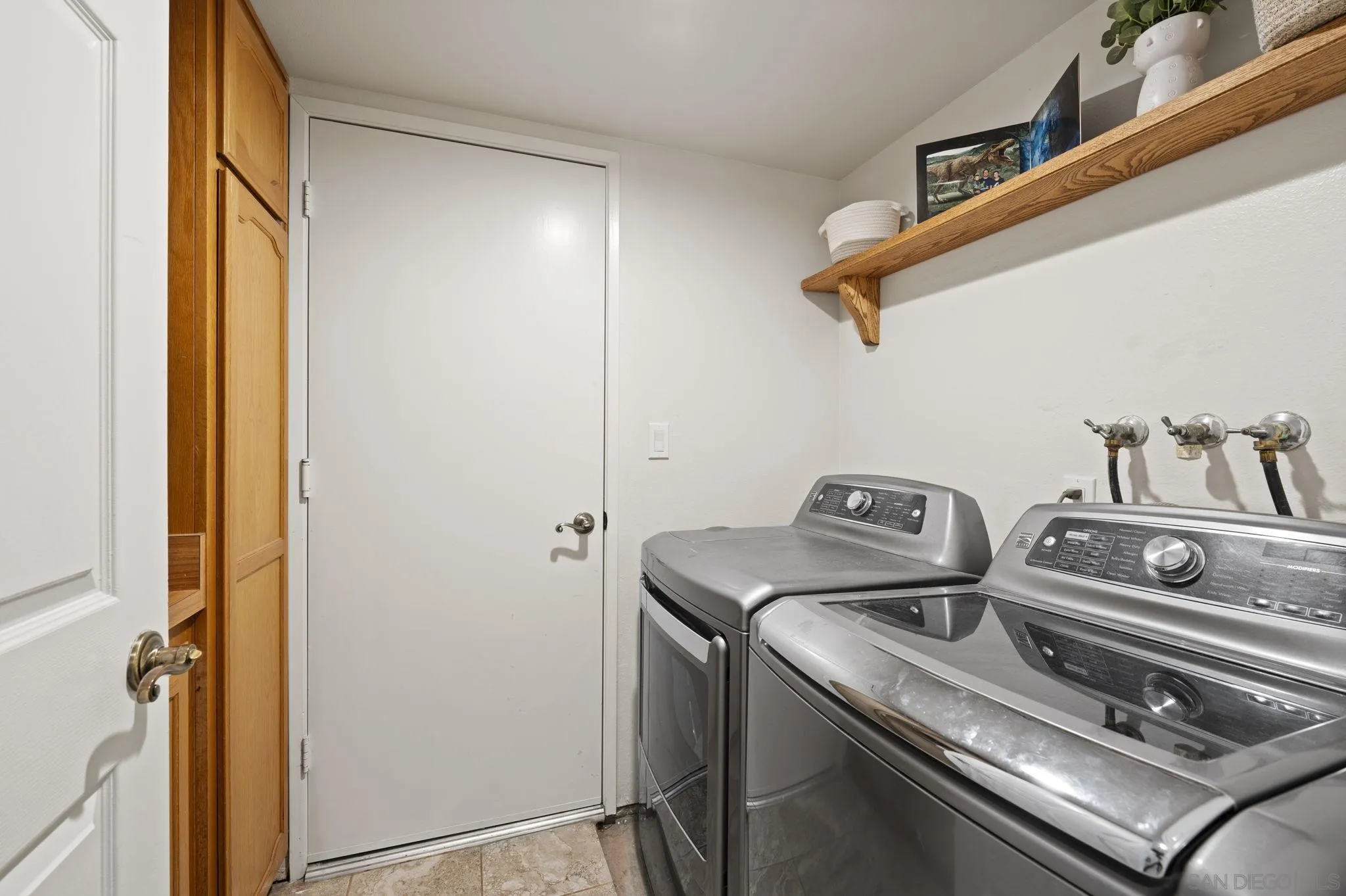 https://cdn.realtyfeed.com/cdn/127/260002260/02a20122c9203b925f4d61673b56677c.webp