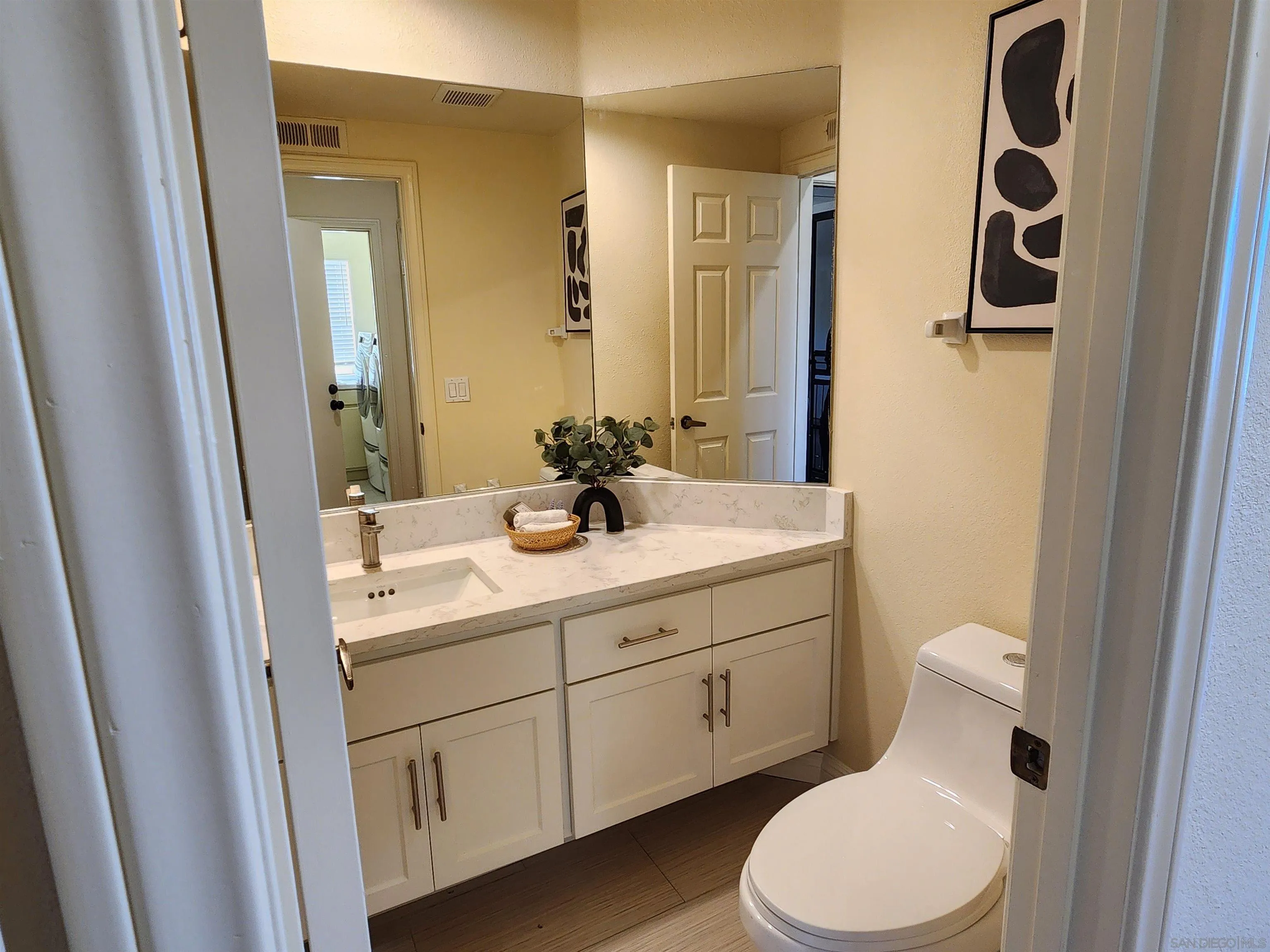https://cdn.realtyfeed.com/cdn/127/260002261/c4a4986154555b9a77d4adb21402d97d.webp