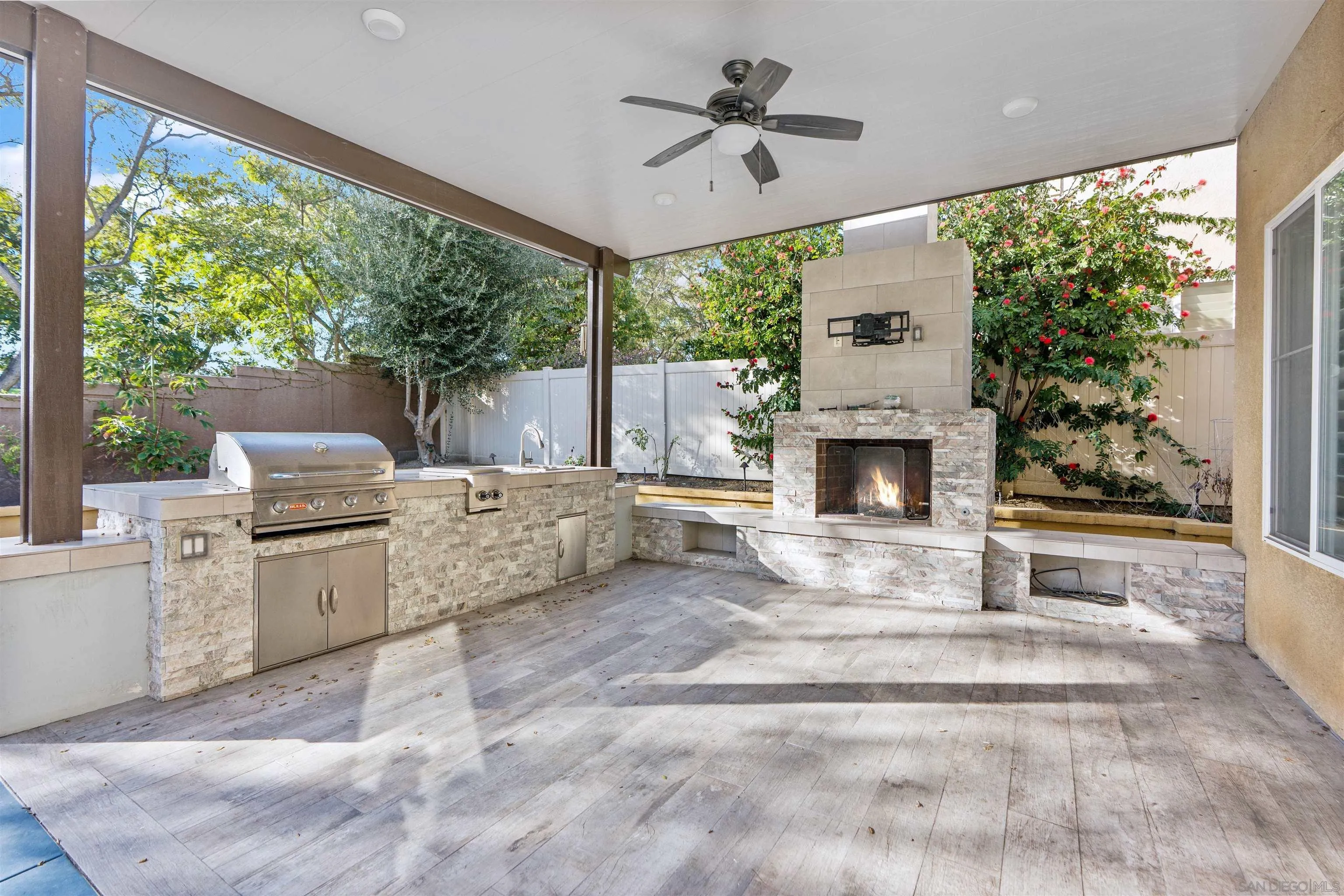 https://cdn.realtyfeed.com/cdn/127/260002264/406da3716fd7b14f81cf28f0ba22a9f0.webp
