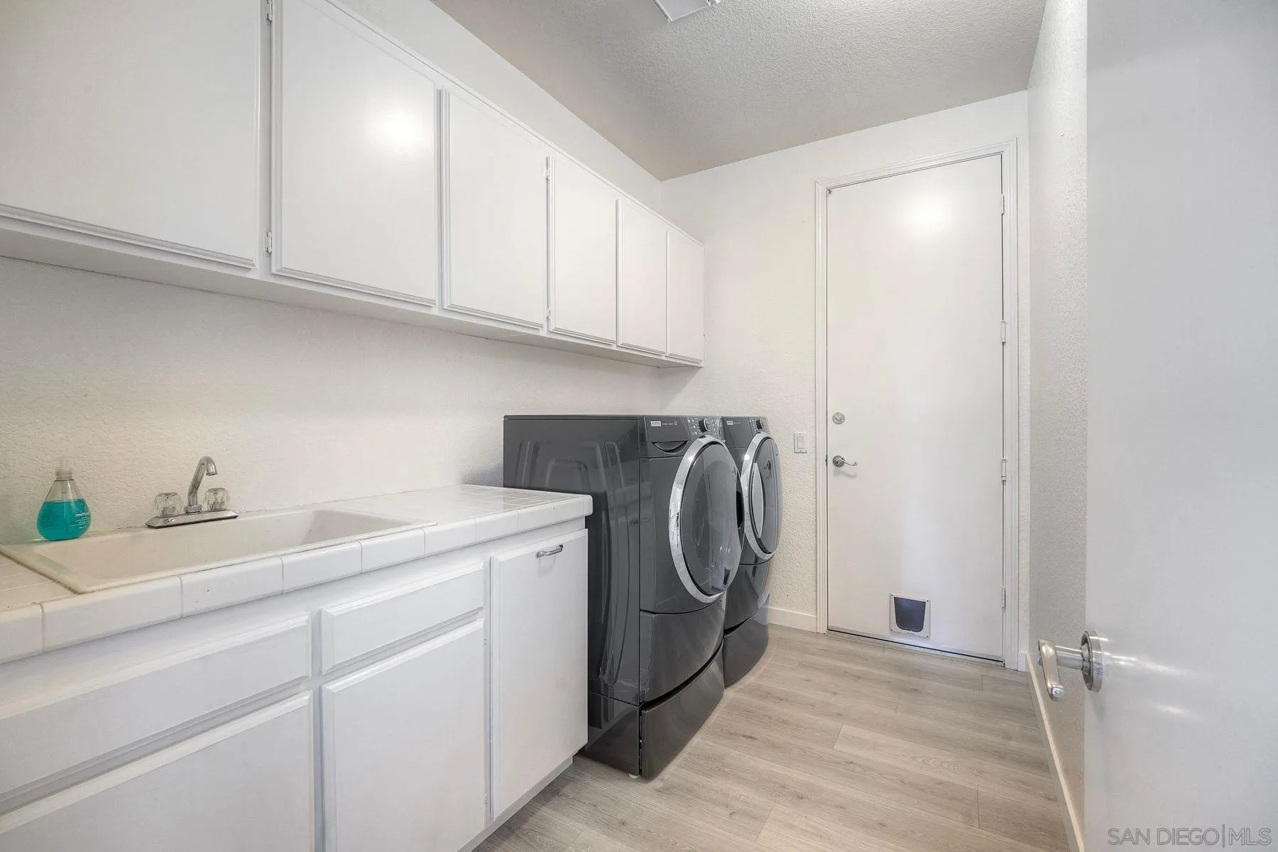 https://cdn.realtyfeed.com/cdn/127/260002271/033cec6338a5727d302716b3d6a4384e.webp