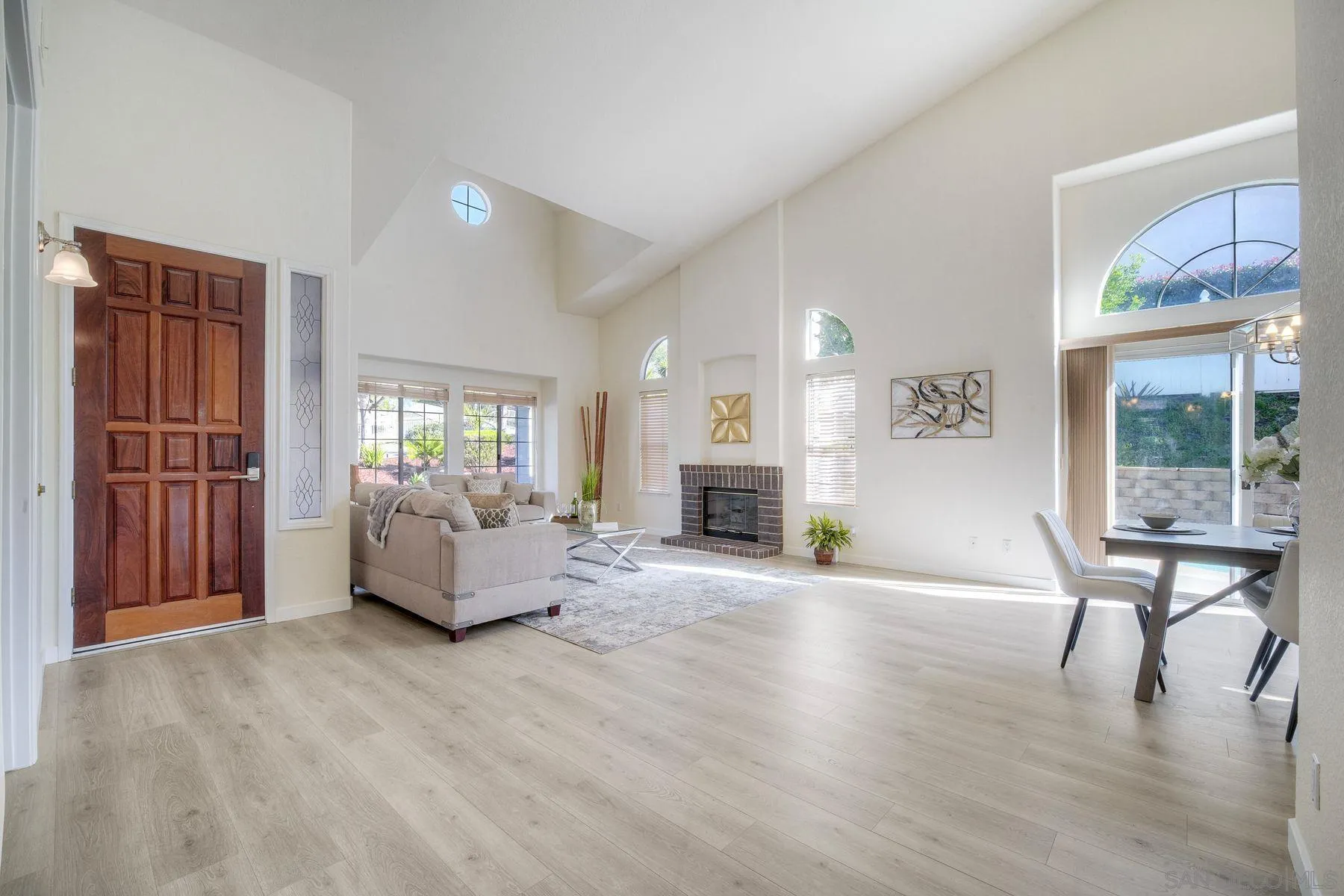 https://cdn.realtyfeed.com/cdn/127/260002271/90f9af06021388010af47141c0ef829f.webp