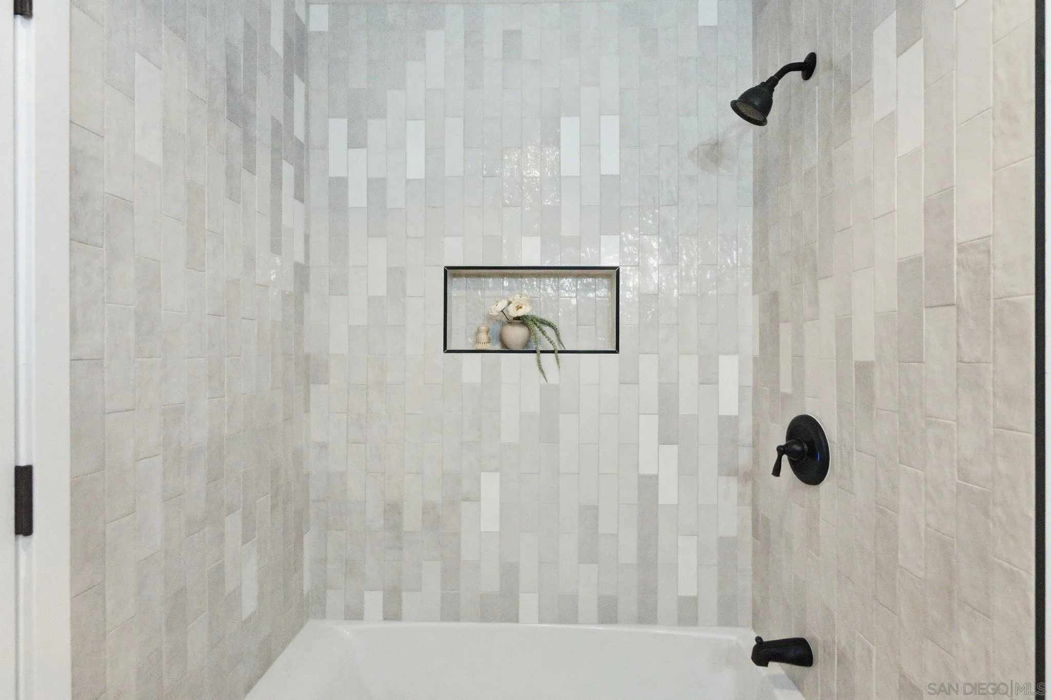 https://cdn.realtyfeed.com/cdn/127/260002289/9ad68d4d39884f3b95cf72c0f79955f7.webp