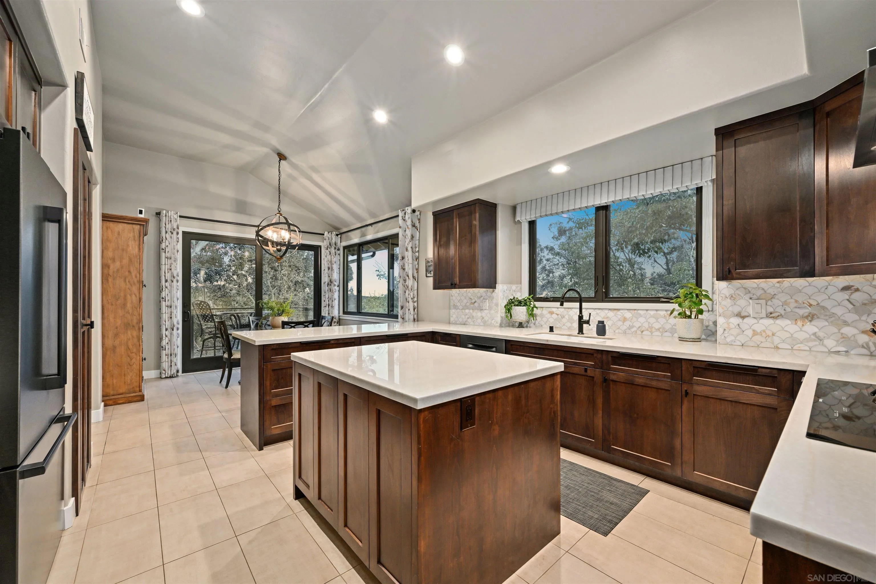 https://cdn.realtyfeed.com/cdn/127/260002302/4c0e22c943e8372e535bb7a2964079f1.webp