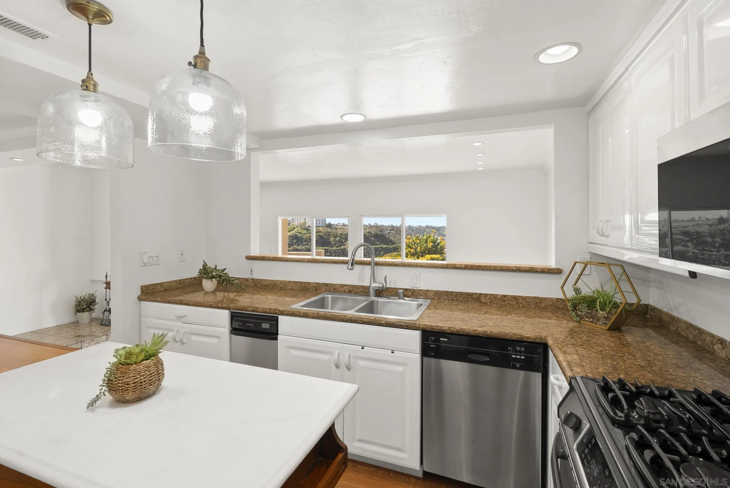 https://cdn.realtyfeed.com/cdn/127/260002308/552382705e72530909610bc386dd218e.webp