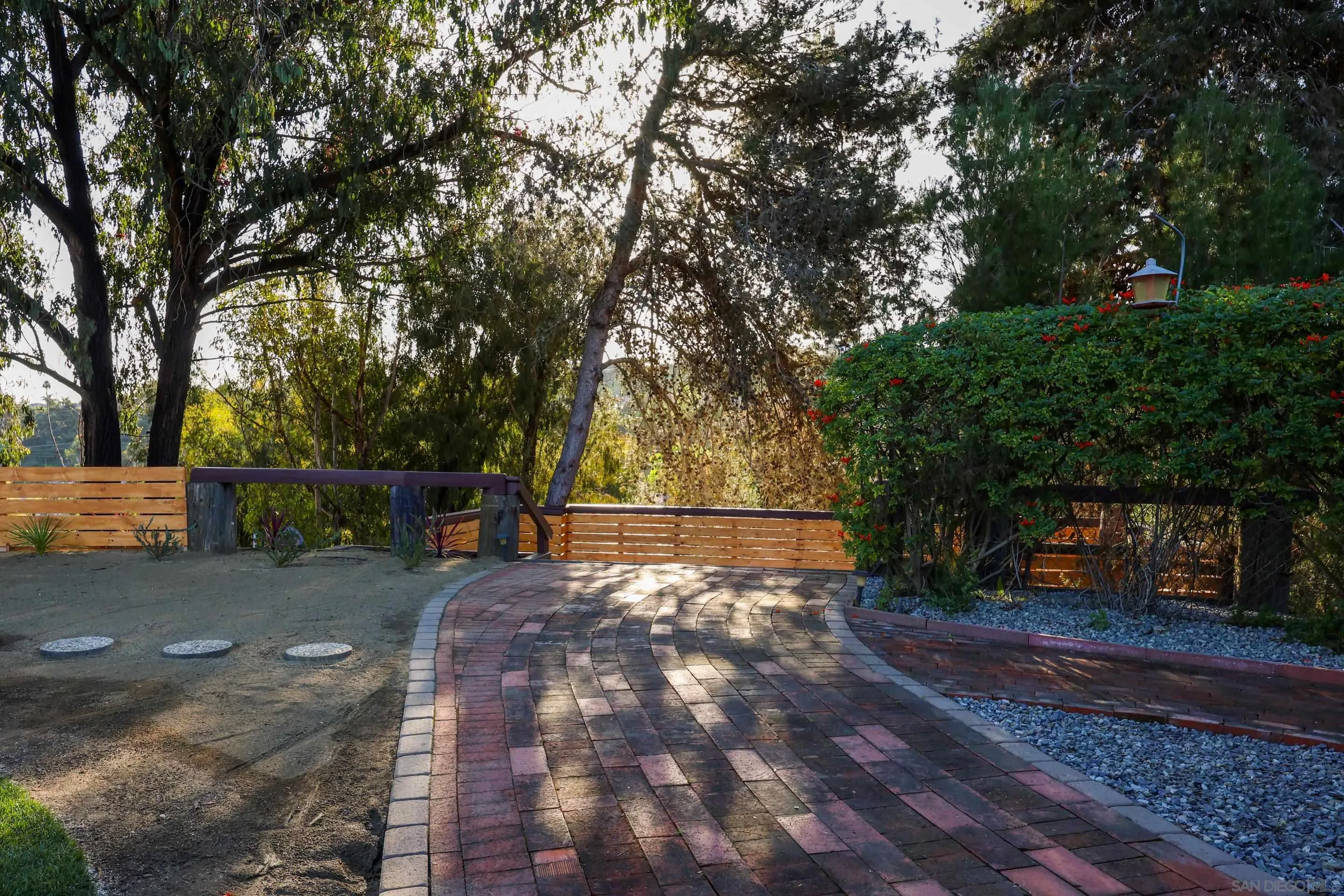 https://cdn.realtyfeed.com/cdn/127/260002311/17d37131fe9a7d278506bafa329ff281.webp
