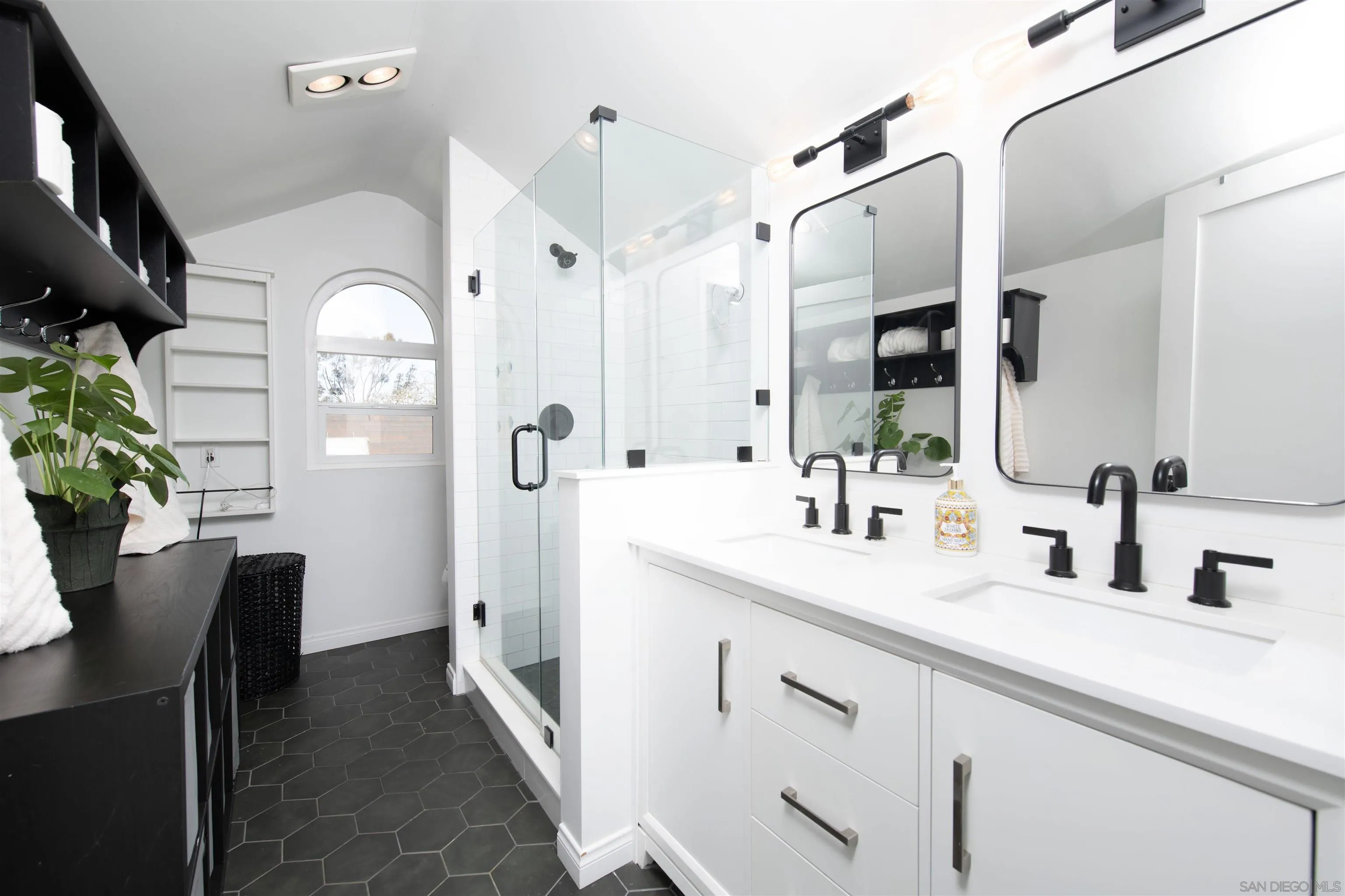 https://cdn.realtyfeed.com/cdn/127/260002314/87f6e0b6c893af7355bb822a6d8ca398.webp