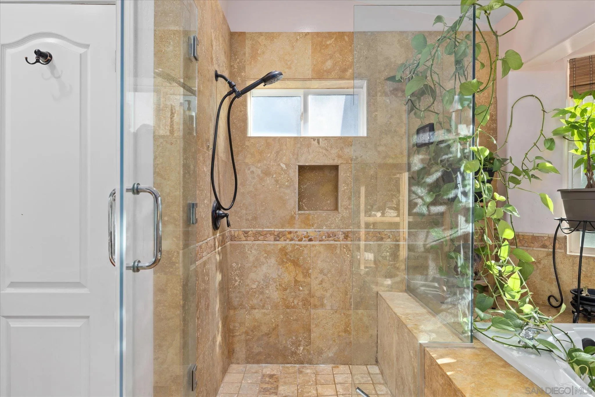 https://cdn.realtyfeed.com/cdn/127/260002320/95cc04e7247811672645dd0359be7827.webp
