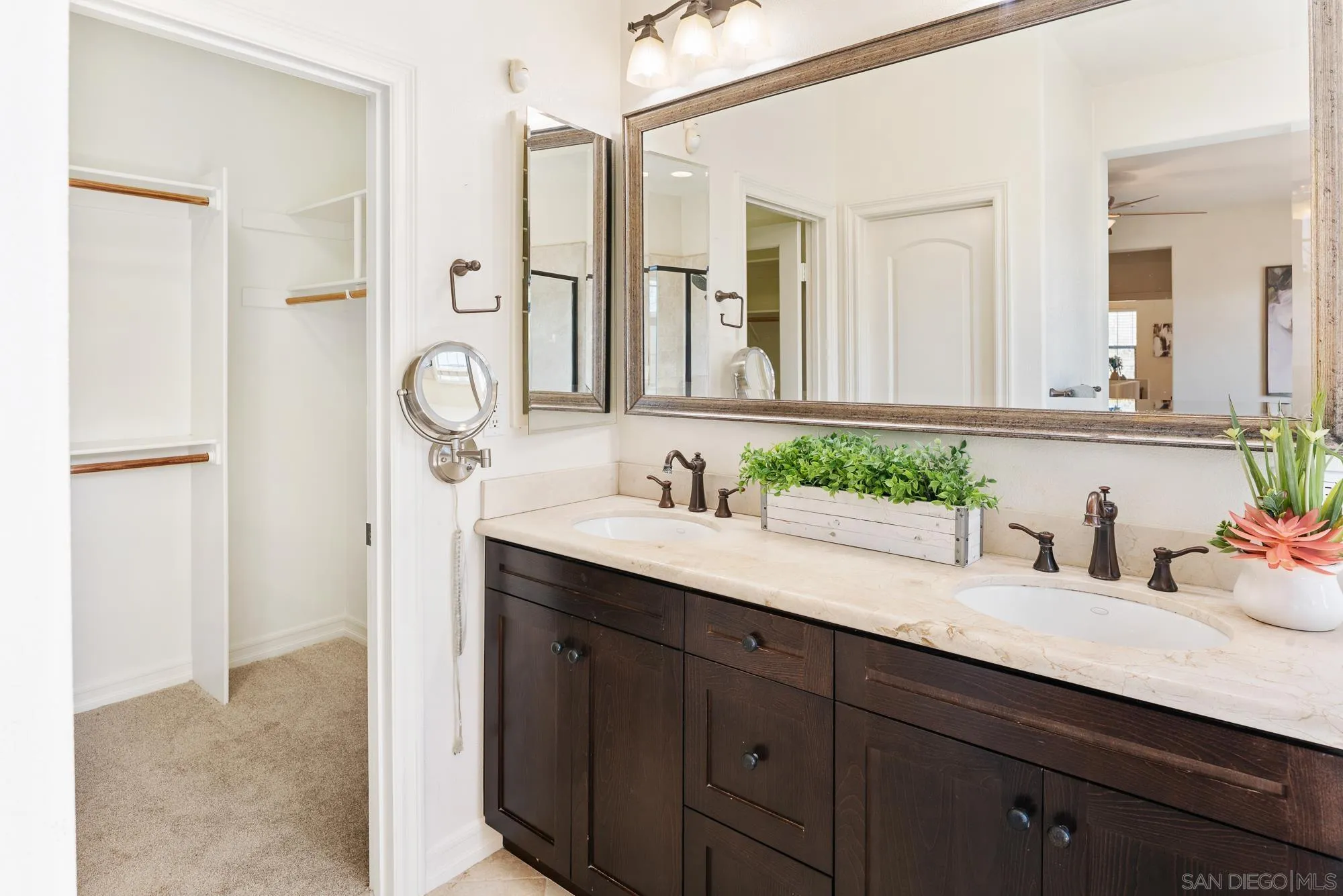 https://cdn.realtyfeed.com/cdn/127/260002367/da790e1c0eb1496e86402b8d7efde999.webp