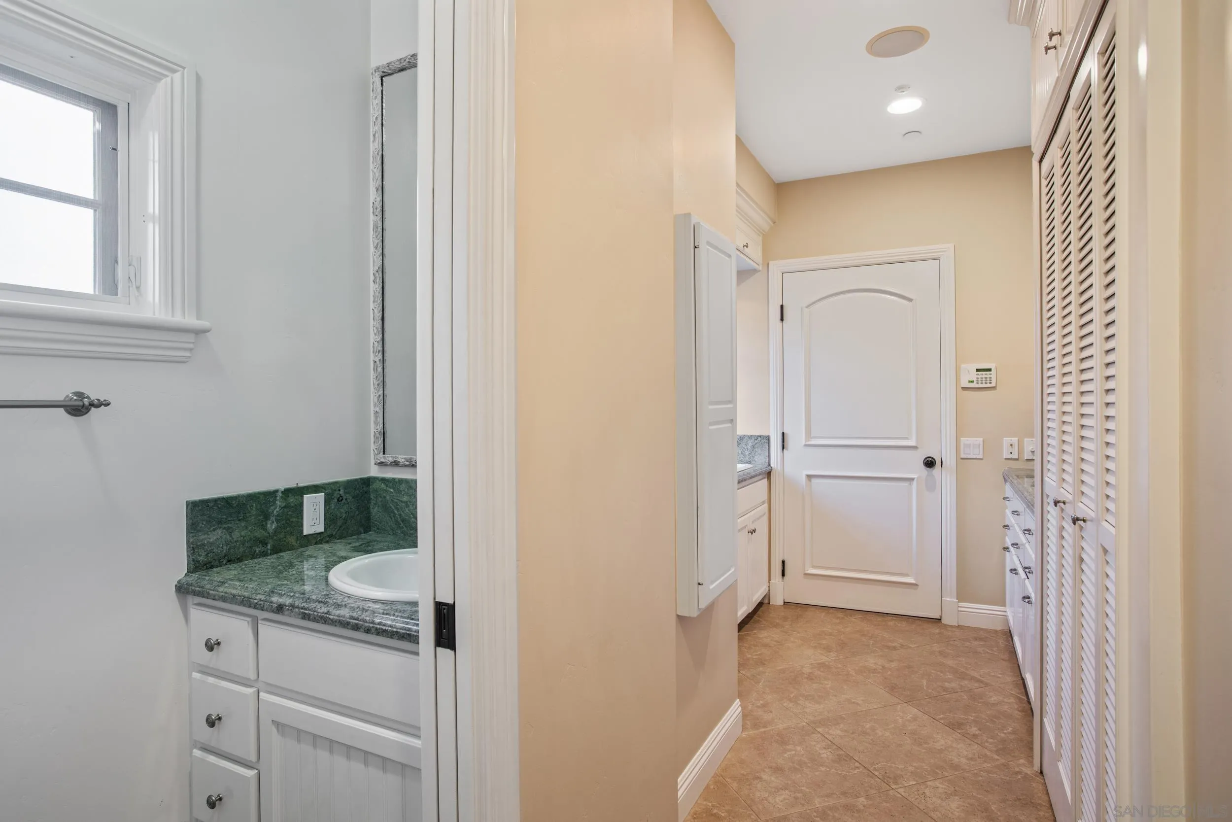 https://cdn.realtyfeed.com/cdn/127/260002393/422e0c3e8f5a2744ca0d3cd249025f1c.webp