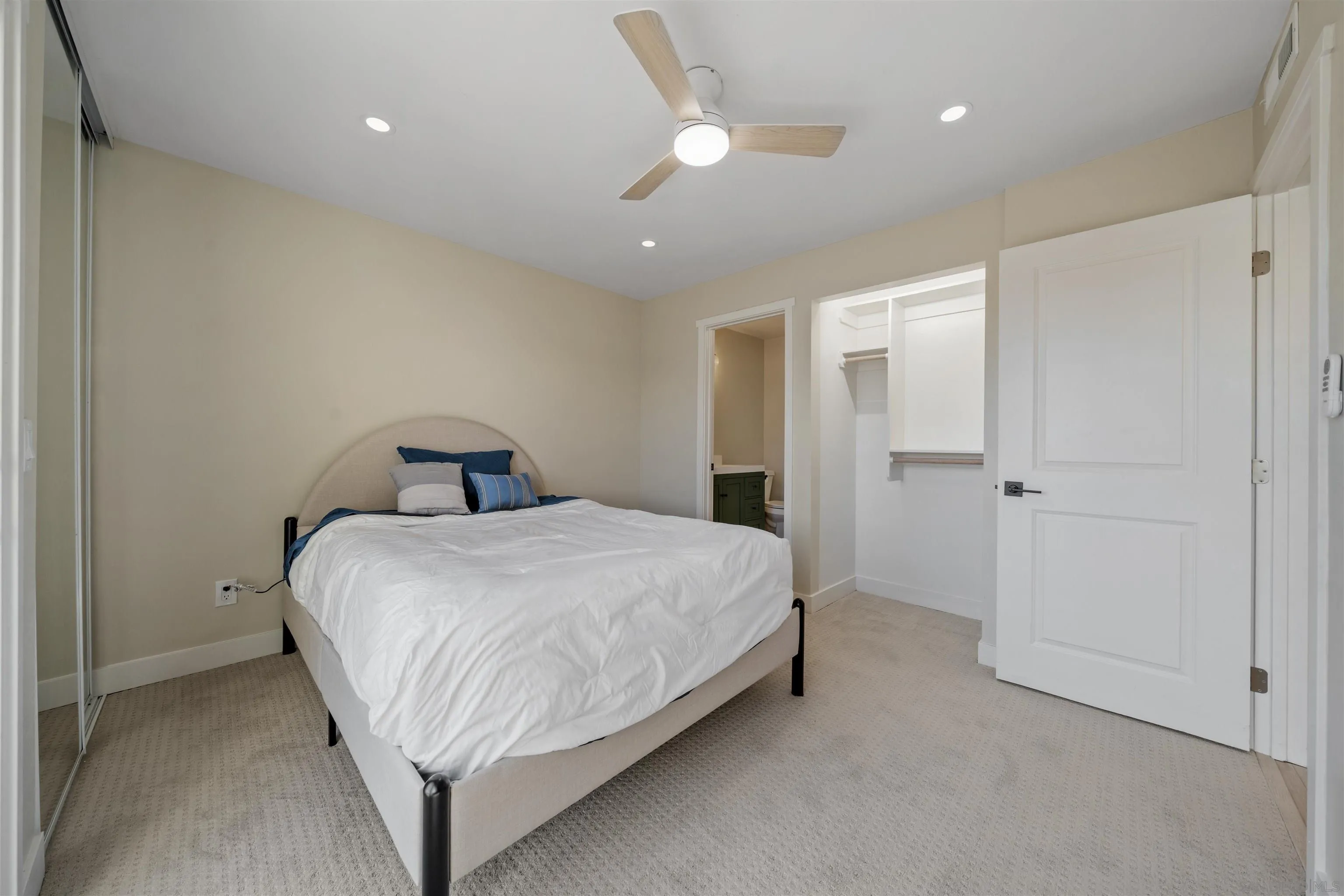 https://cdn.realtyfeed.com/cdn/127/260002410/28ca370df6bffc0beaee064e2a61c7dd.webp
