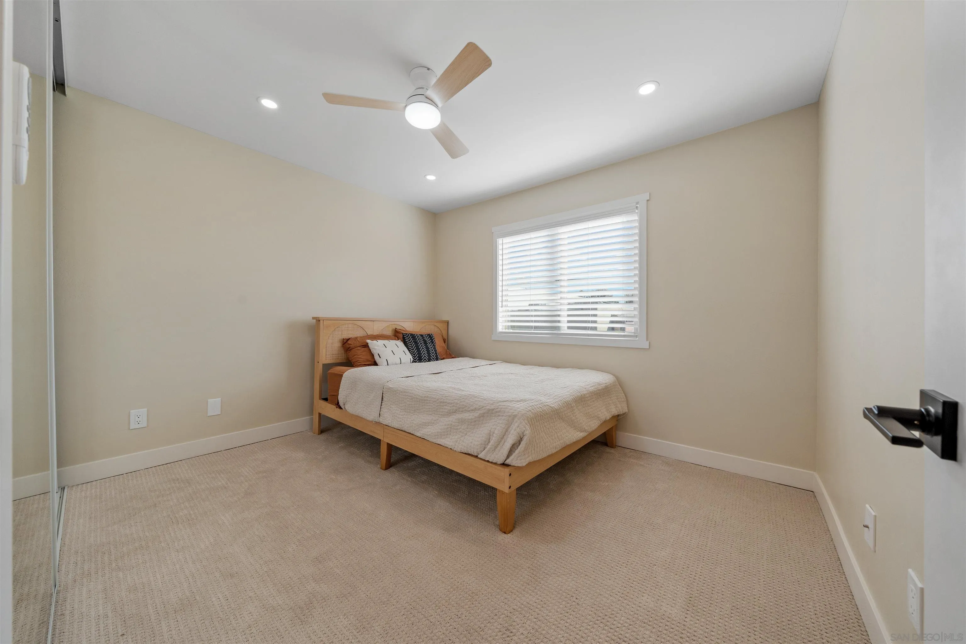 https://cdn.realtyfeed.com/cdn/127/260002410/d929479b6d81aa0668e79387a3241b56.webp