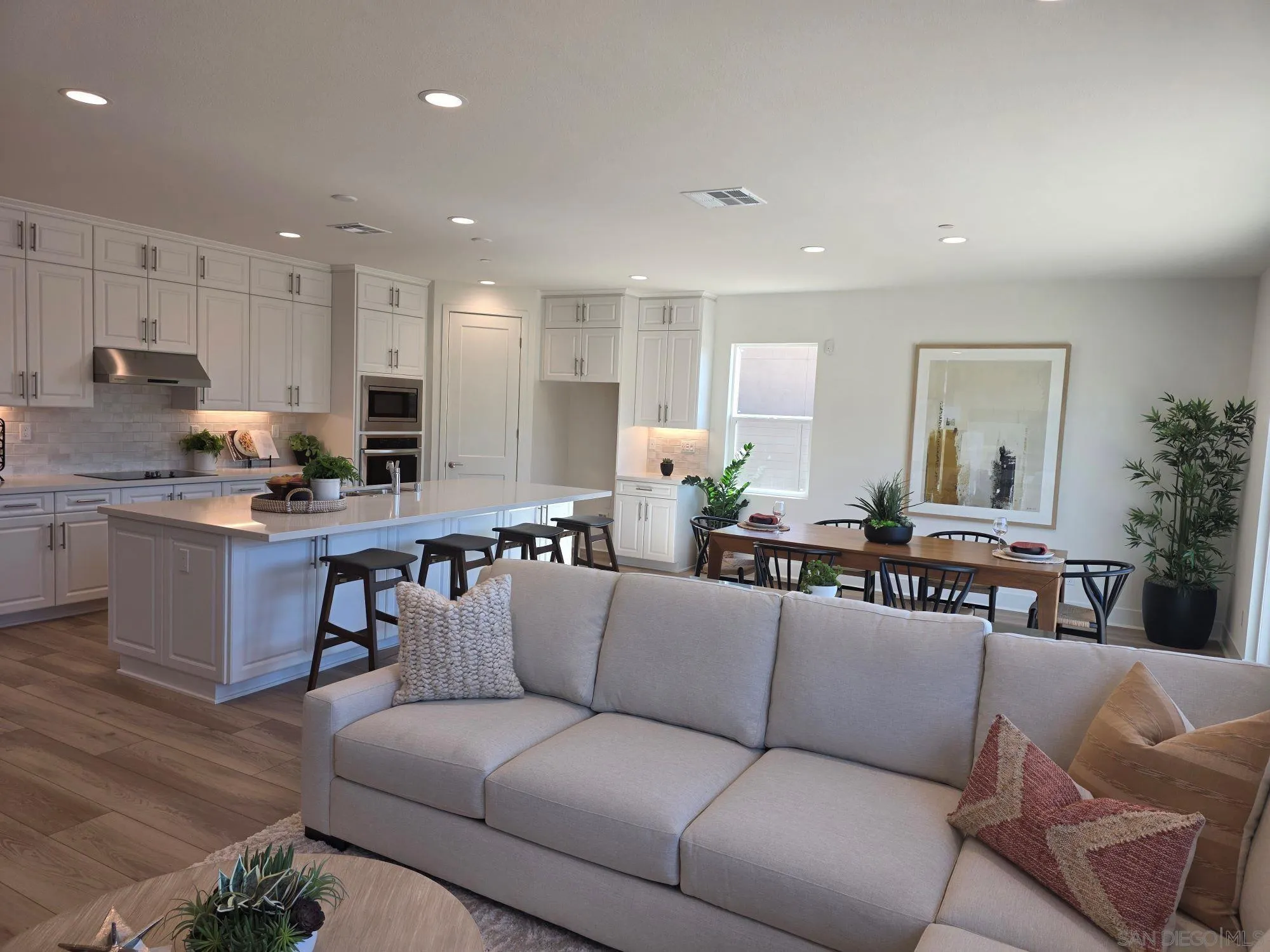 https://cdn.realtyfeed.com/cdn/127/260002412/0f396cd68afc16687aeb25999f0d622b.webp