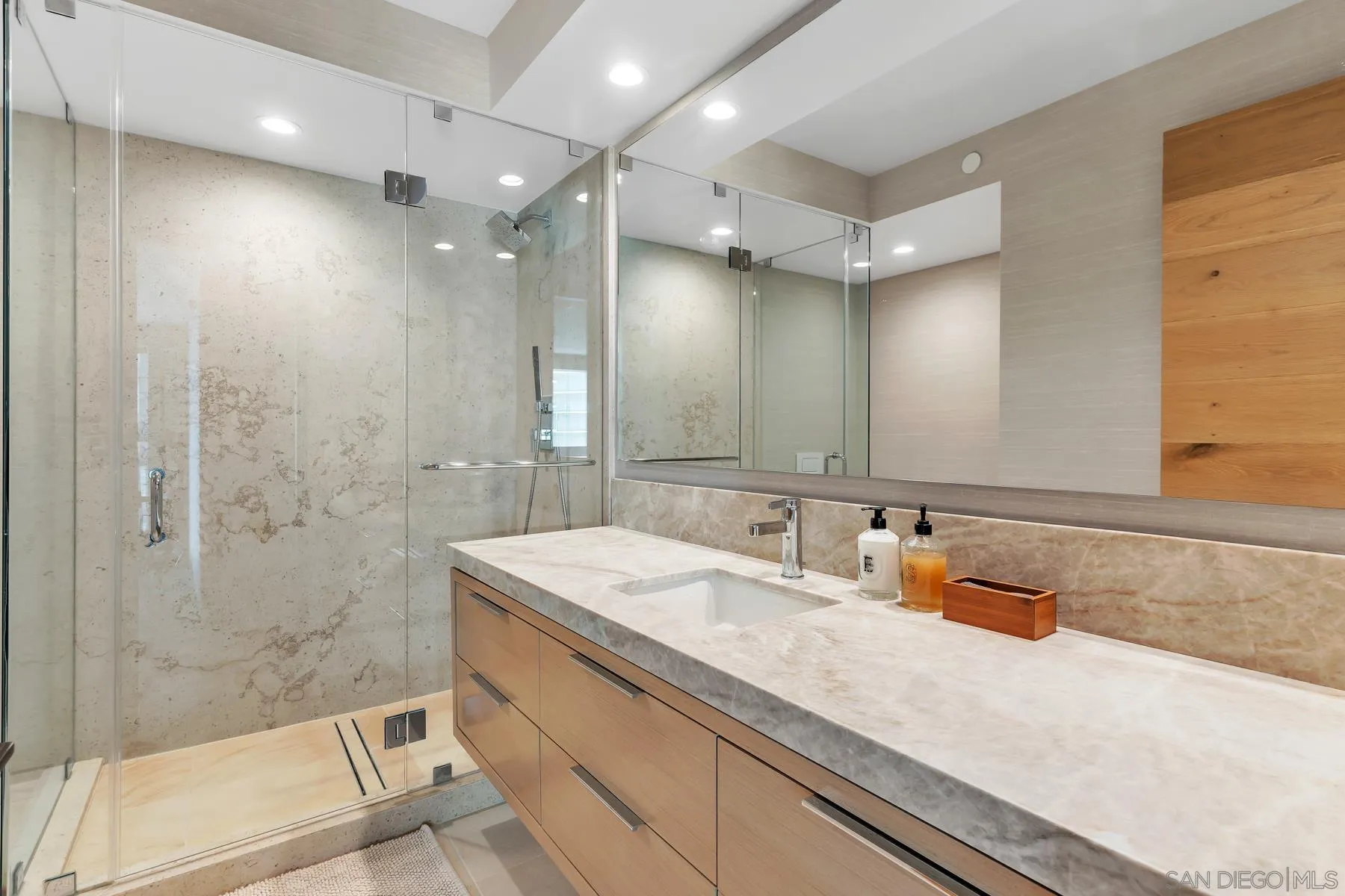 https://cdn.realtyfeed.com/cdn/127/260002446/fff9f10e6f34ef2f78976f1616306b77.webp