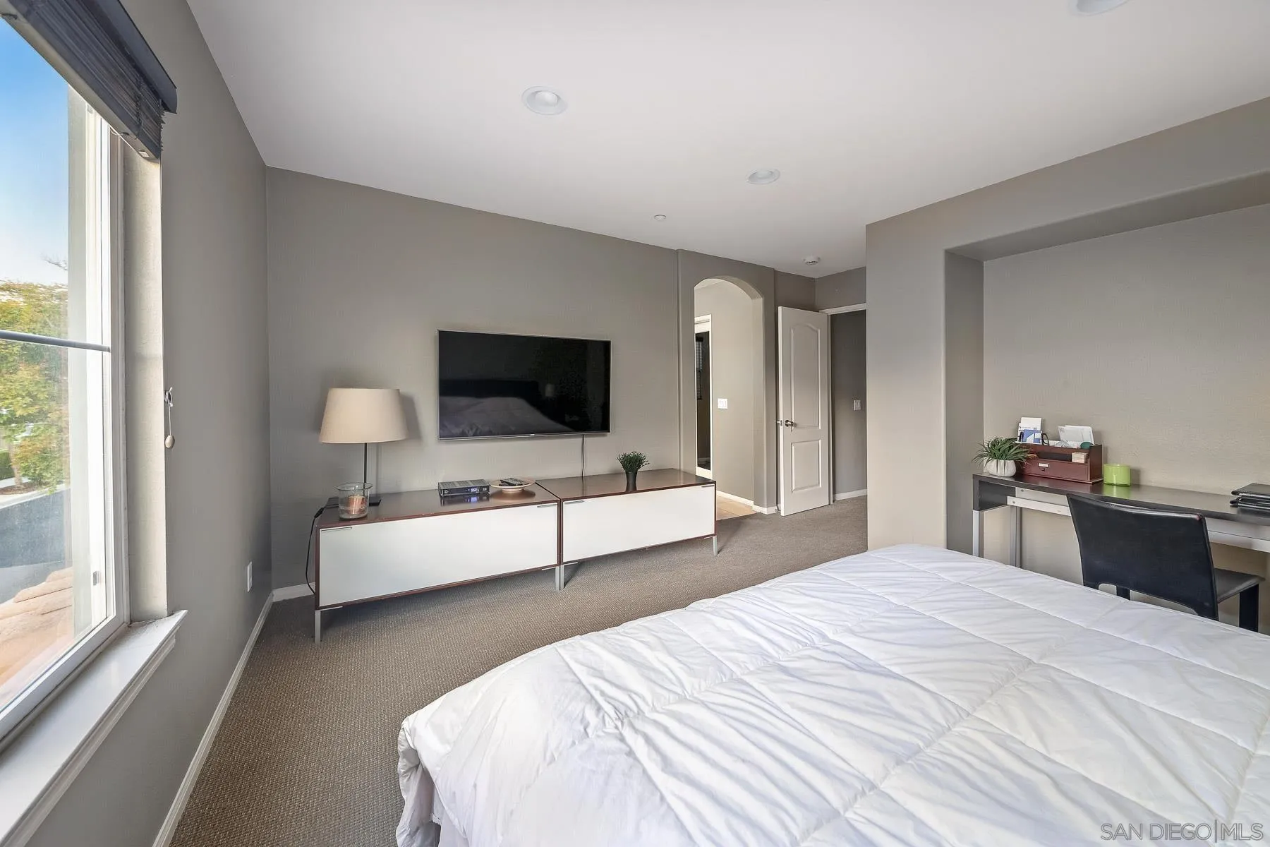https://cdn.realtyfeed.com/cdn/127/260002450/94e92eef2825e7504a16fa5880268b91.webp