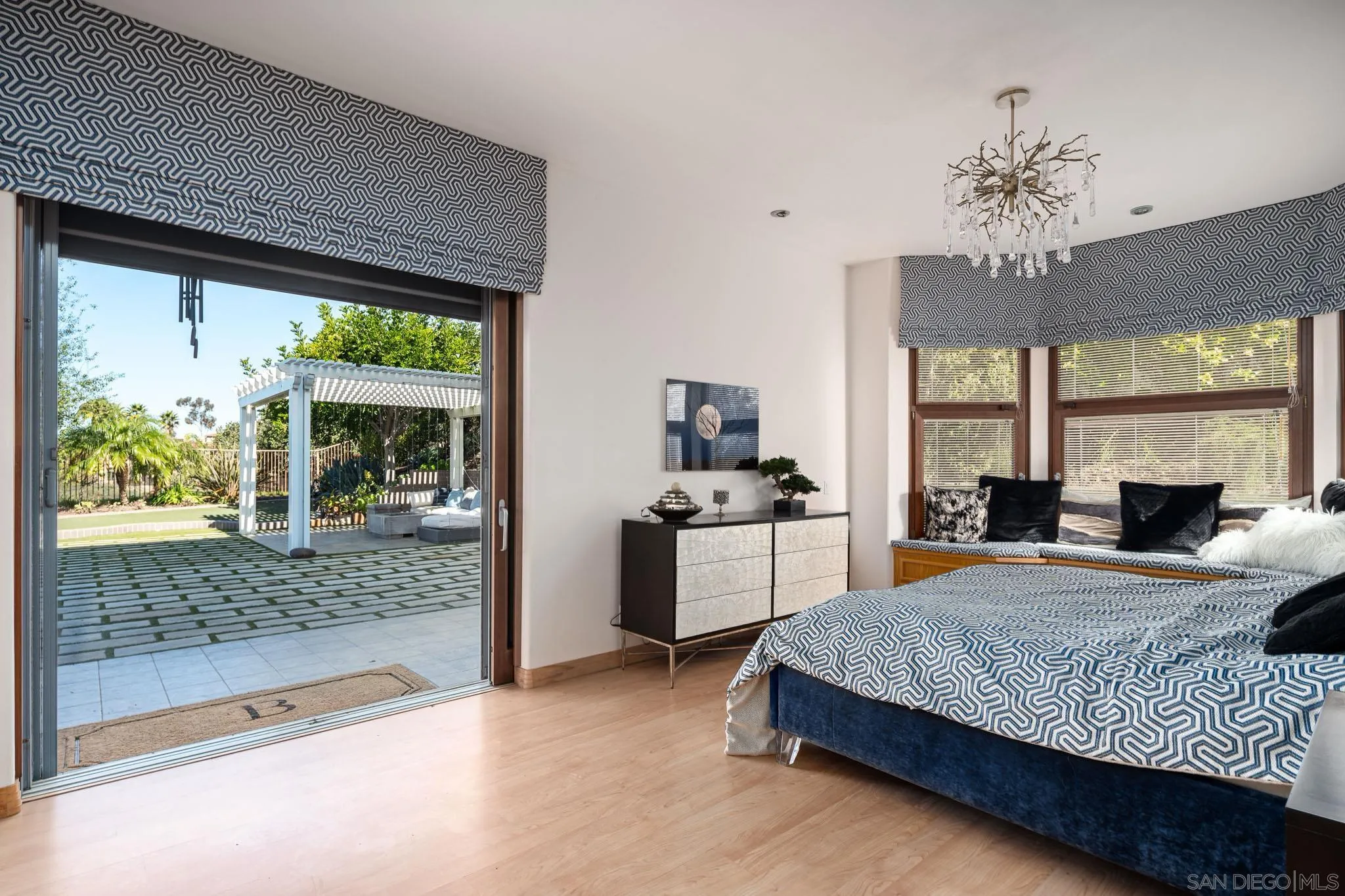 https://cdn.realtyfeed.com/cdn/127/260002457/0d9bb7f1772e038fa95ee78c9567c8c7.webp