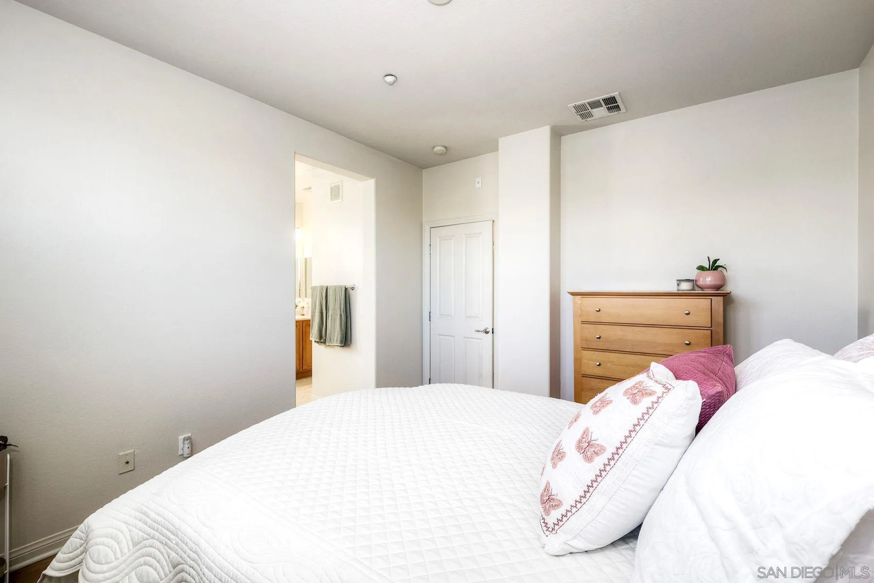 https://cdn.realtyfeed.com/cdn/127/260002495/1a2dc35e9430ba95925f186658c34d76.webp
