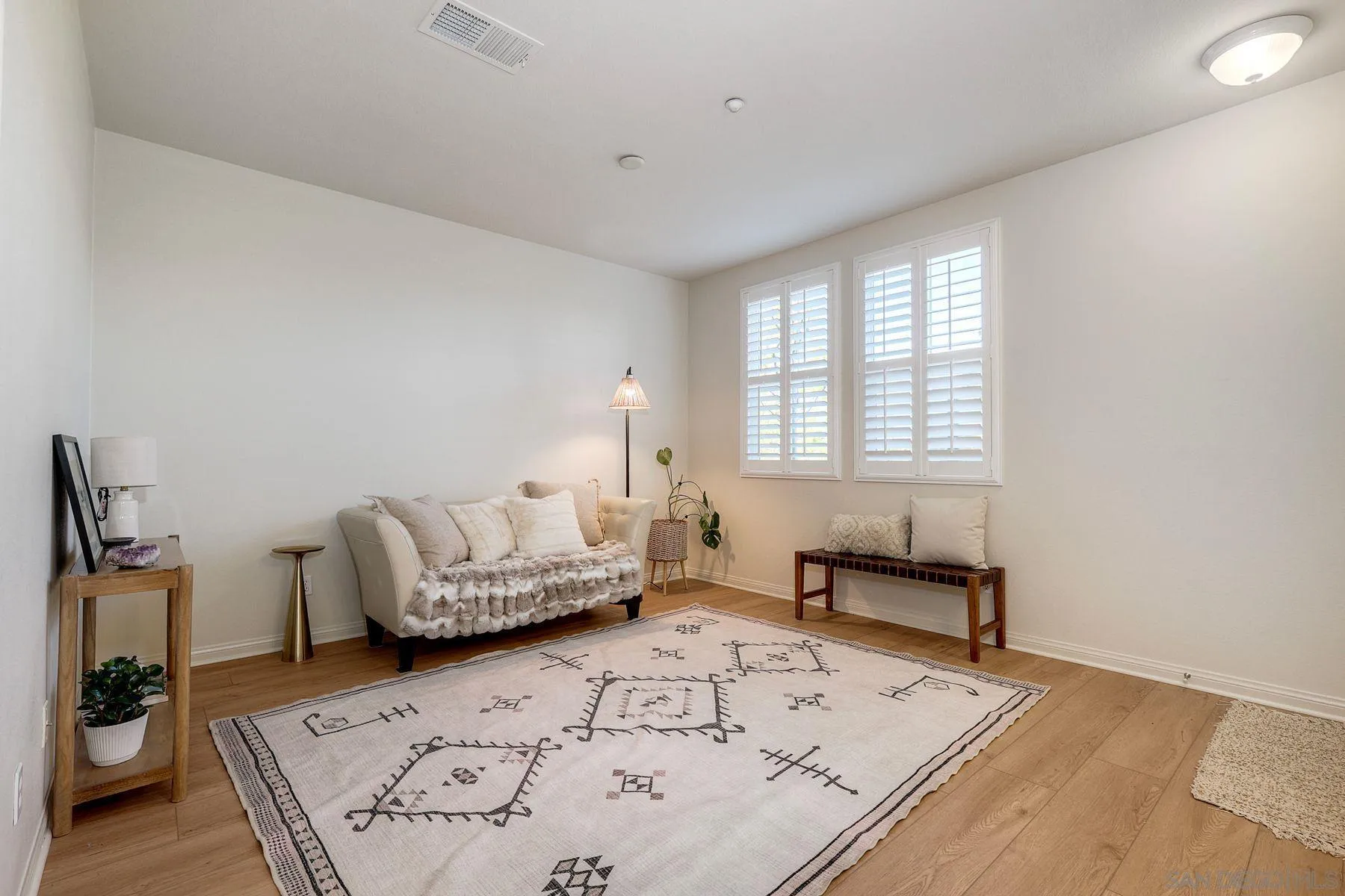 https://cdn.realtyfeed.com/cdn/127/260002495/50f3bda8e964ce373ade44d039252c46.webp