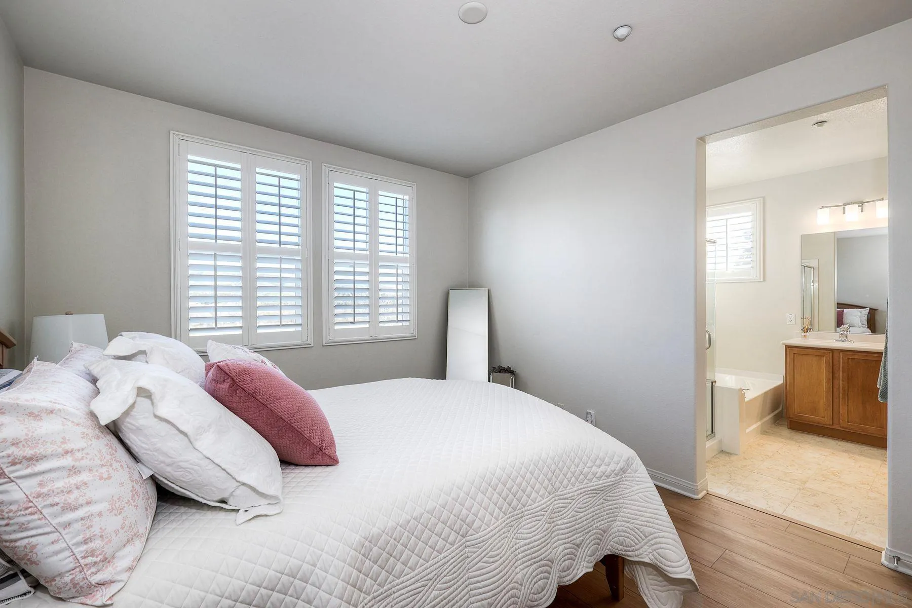 https://cdn.realtyfeed.com/cdn/127/260002495/dfcf1a3269778f3f58a792d9c4423253.webp