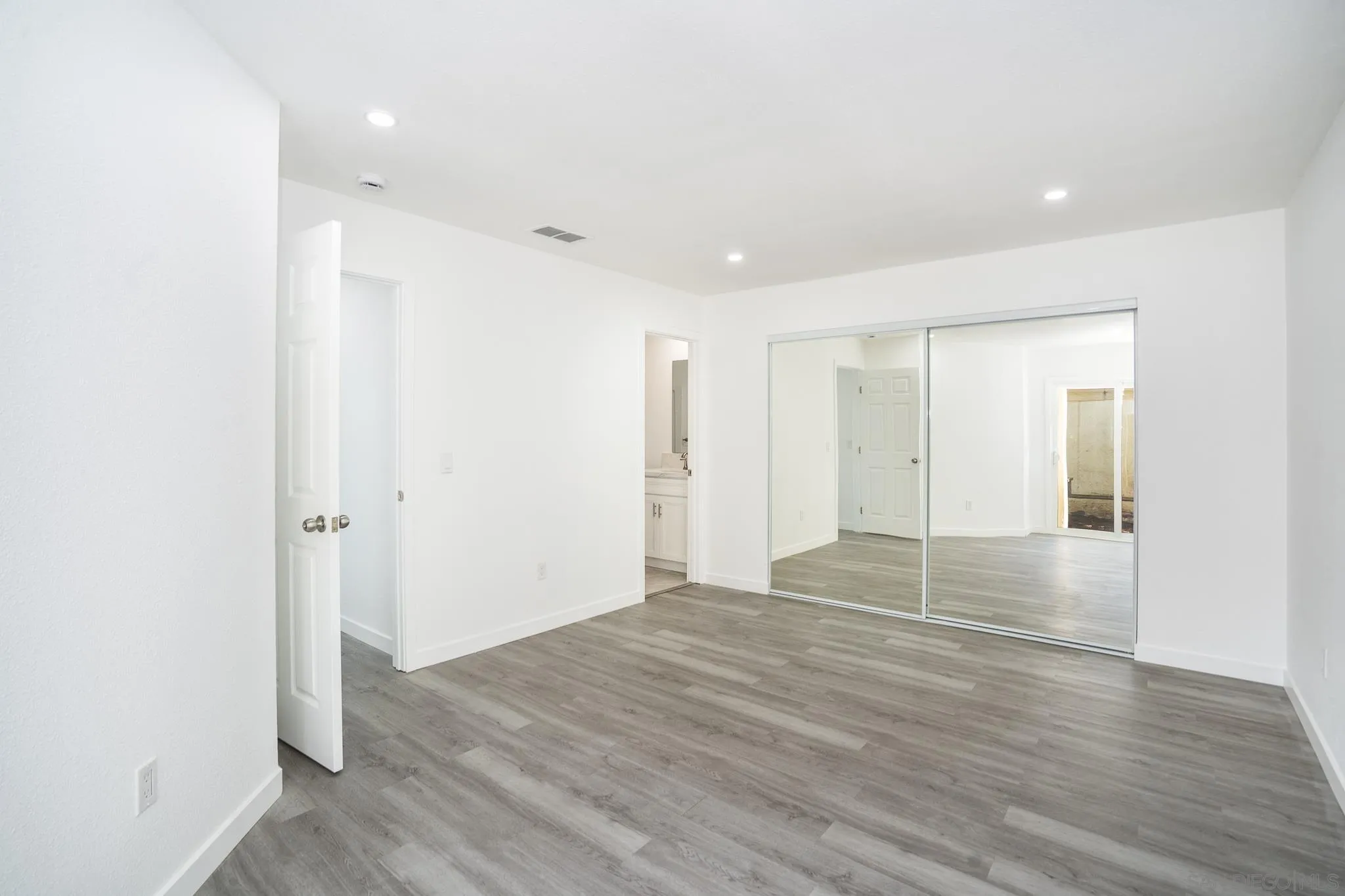 https://cdn.realtyfeed.com/cdn/127/260002538/66588862e5787b9e19e9d32d8f8beedb.webp