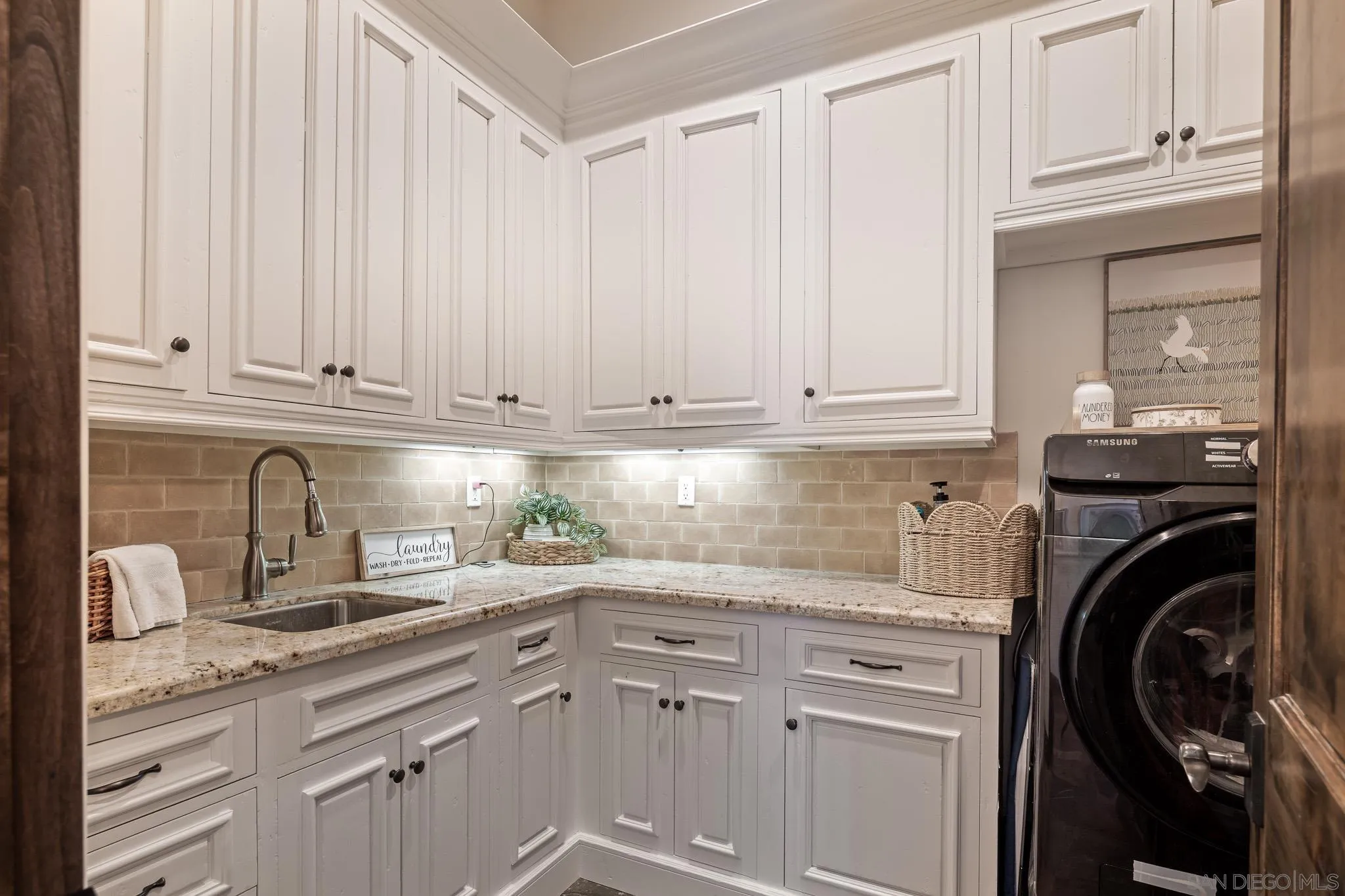 https://cdn.realtyfeed.com/cdn/127/260002540/44b15848bb17dc6bbb6667225b978519.webp