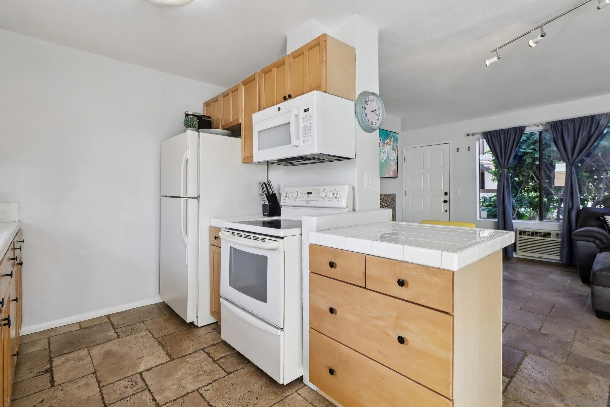 https://cdn.realtyfeed.com/cdn/127/260002544/036bb259677963d653200f62389fa694.webp