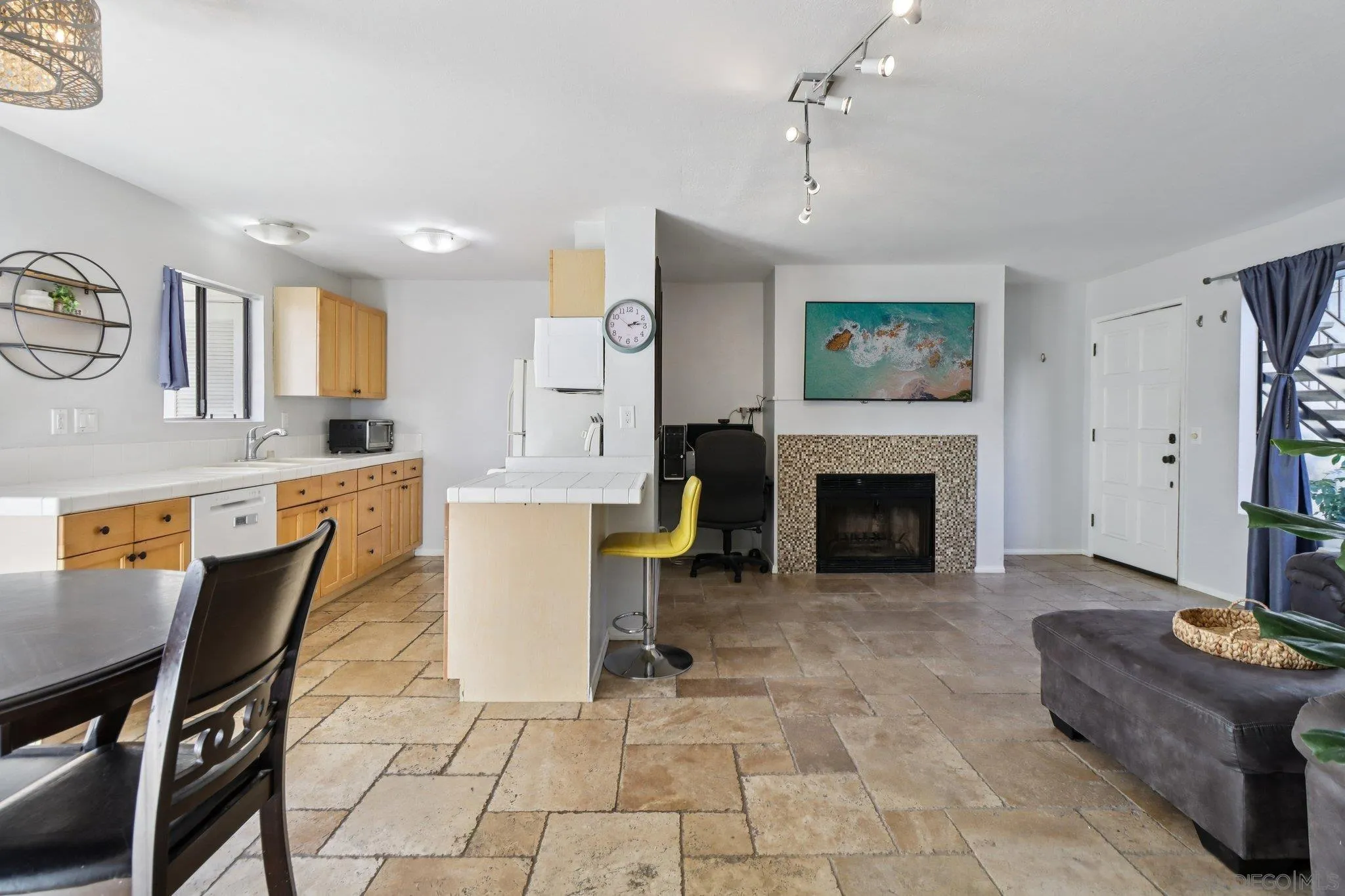 https://cdn.realtyfeed.com/cdn/127/260002544/24655d9cd15978972581e761536f0e0e.webp