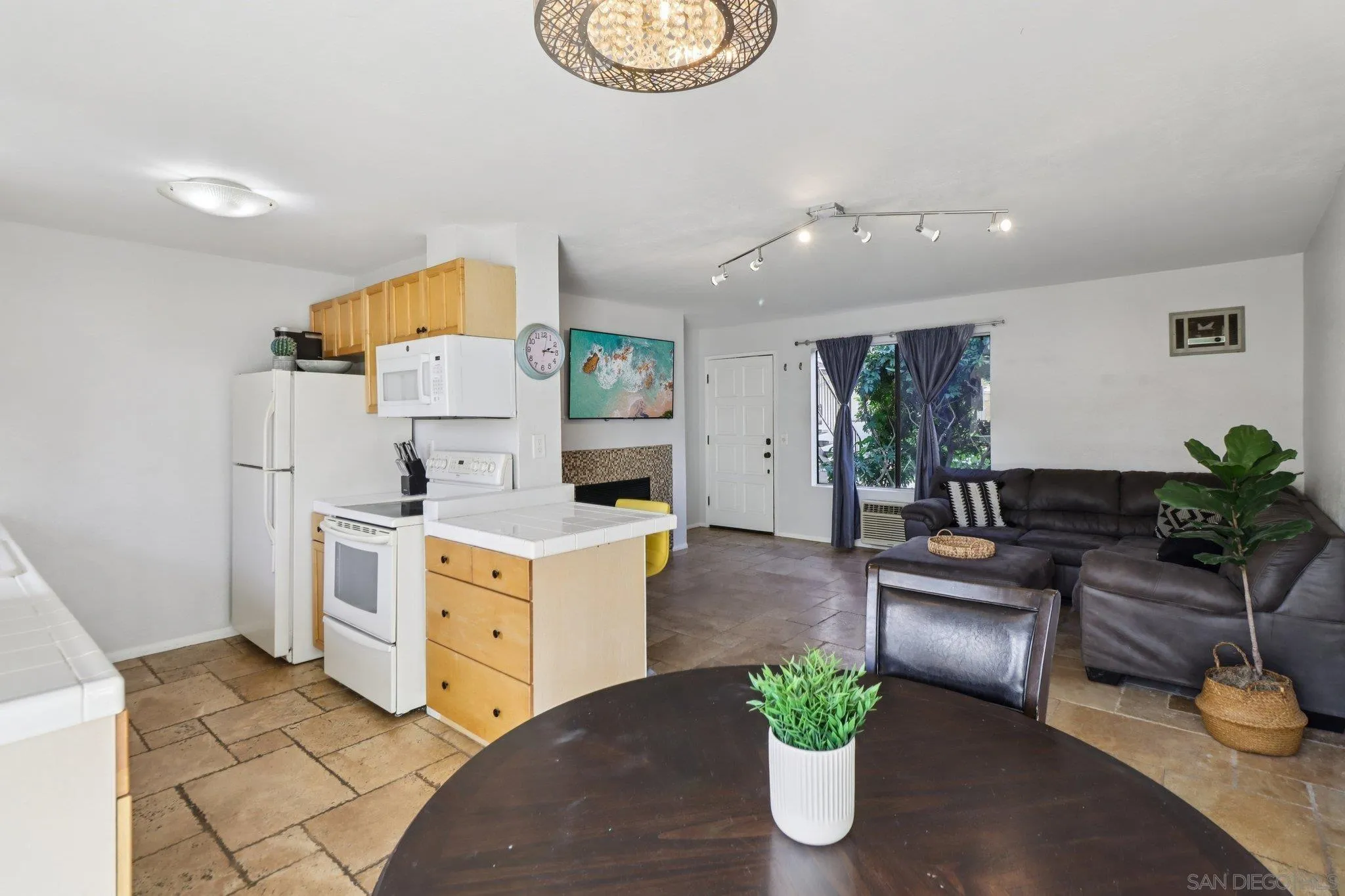 https://cdn.realtyfeed.com/cdn/127/260002544/33af62f479f04a99dd2de9c7b881e216.webp
