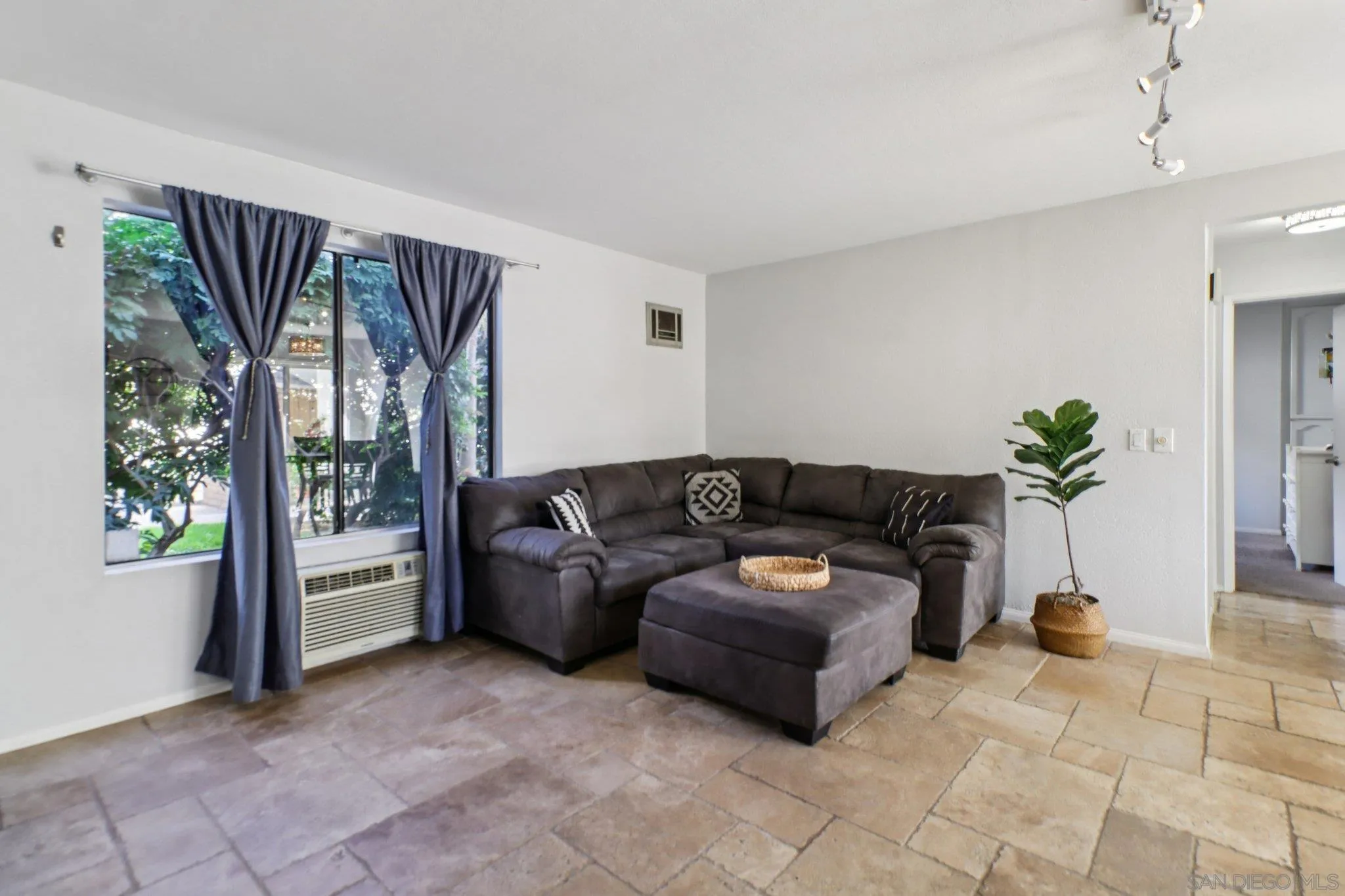https://cdn.realtyfeed.com/cdn/127/260002544/99e27e29c3f97987b6eec5b93f6beb93.webp