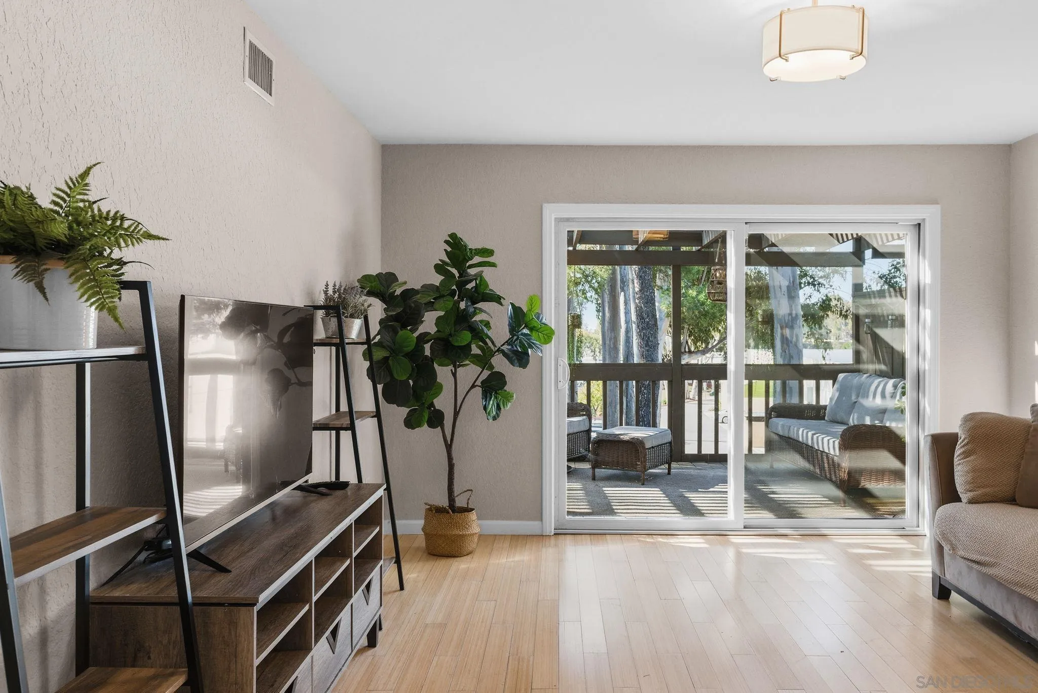 https://cdn.realtyfeed.com/cdn/127/260002641/00b34a99a997a249761e09cb32a39de5.webp