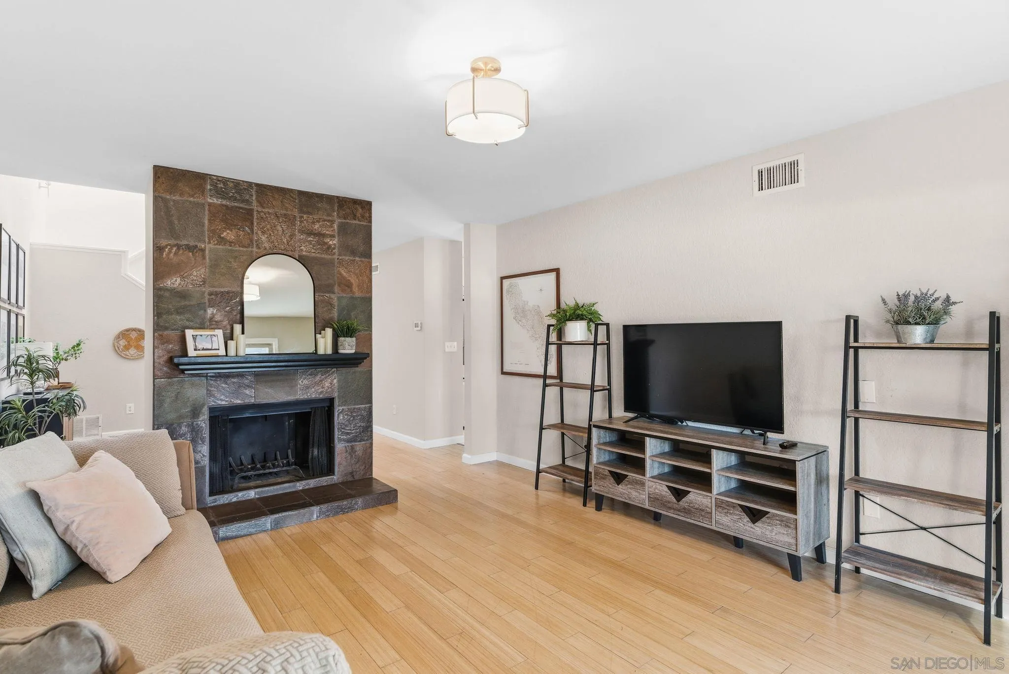 https://cdn.realtyfeed.com/cdn/127/260002641/5a39ddc0ada1b6329419f571274b0db5.webp