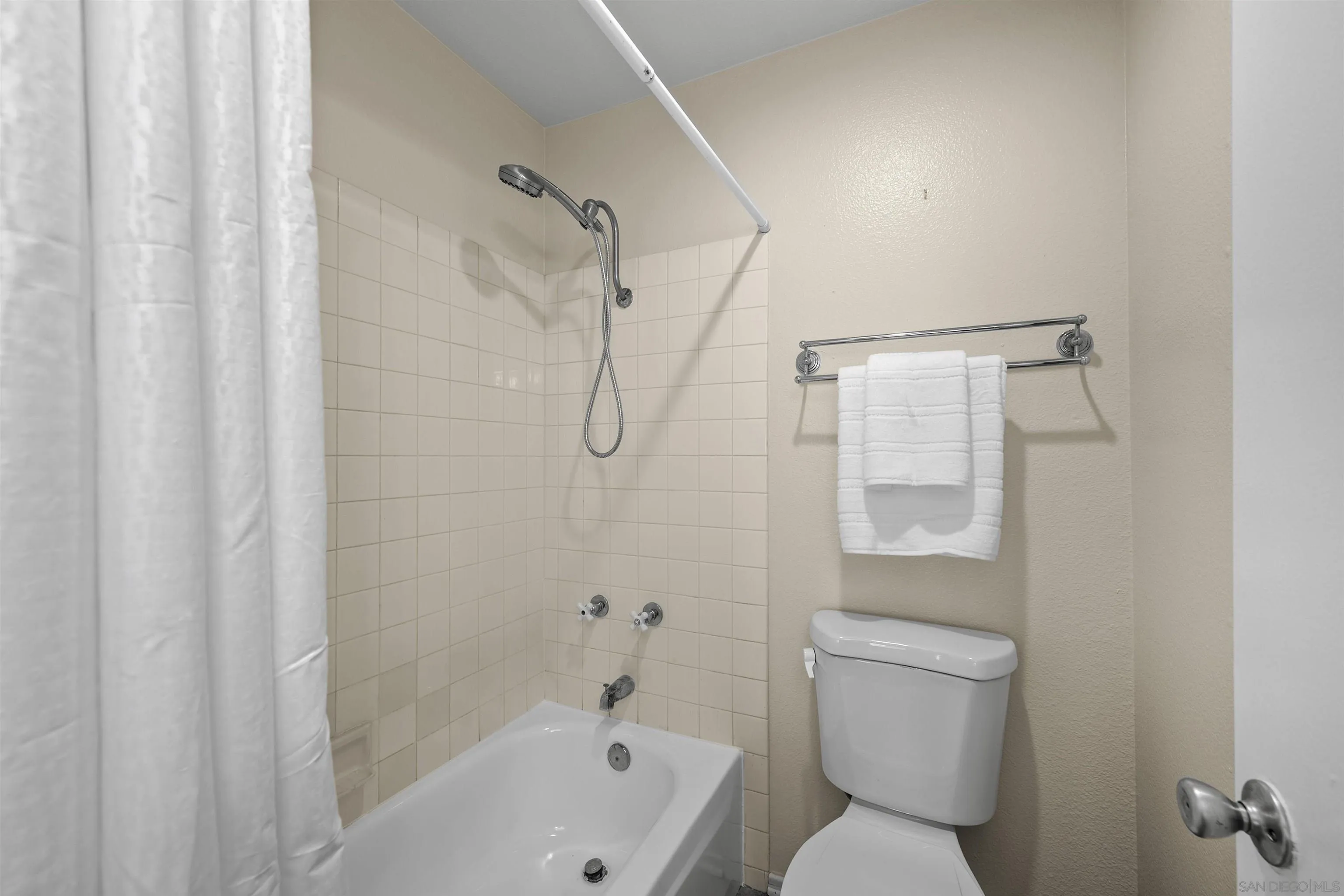 https://cdn.realtyfeed.com/cdn/127/260002651/40a413175087994e48606071889cc3ba.webp