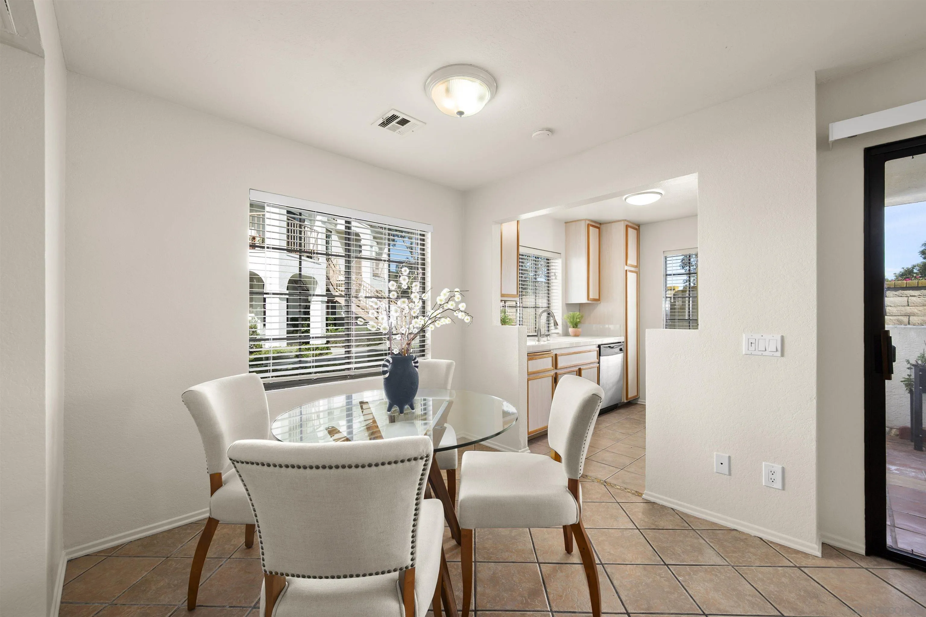 https://cdn.realtyfeed.com/cdn/127/260002651/d059148205d7e3cc5f6e523edd57fd49.webp