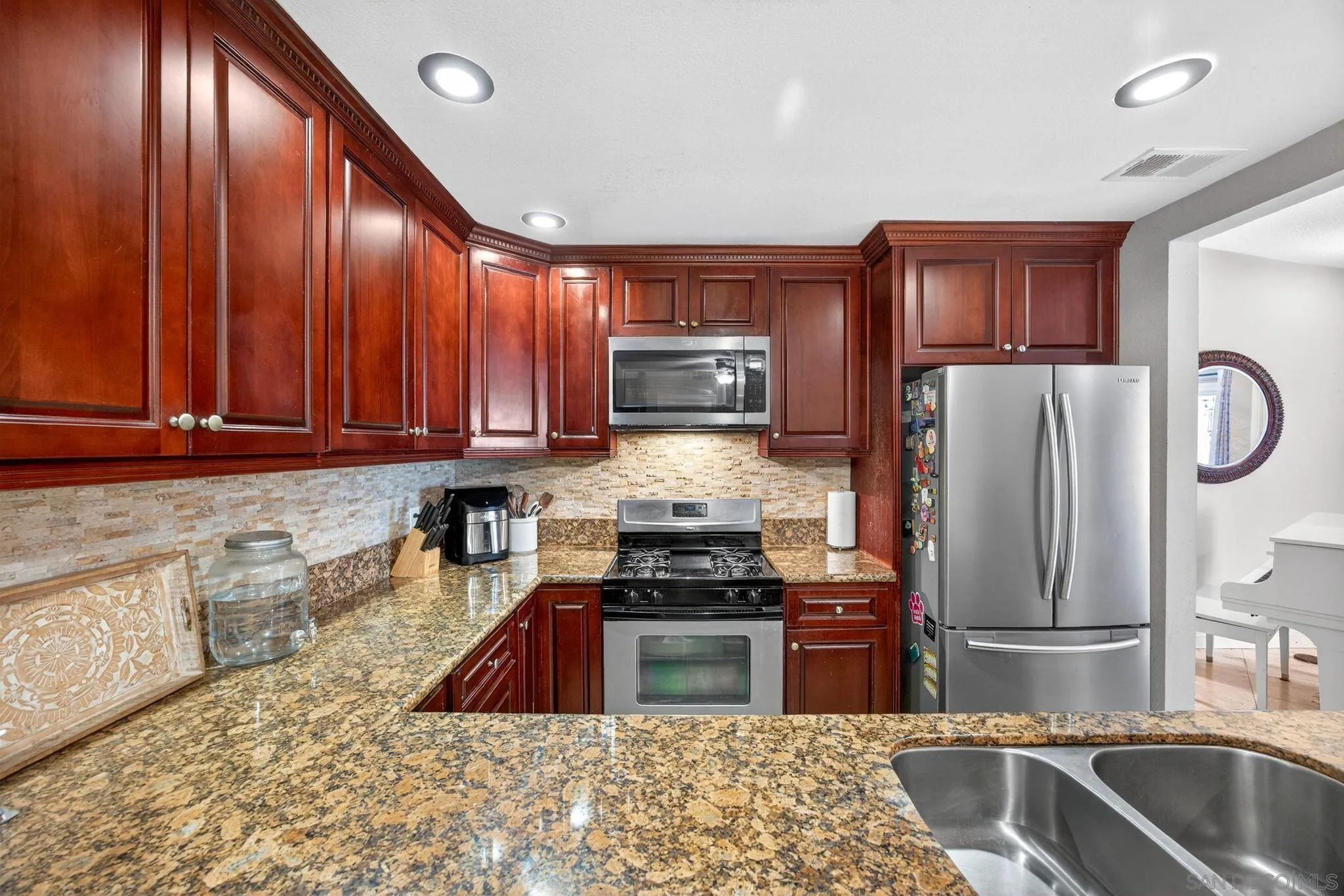 https://cdn.realtyfeed.com/cdn/127/260002730/8319b25c74f3881458760b78cfeb256c.webp