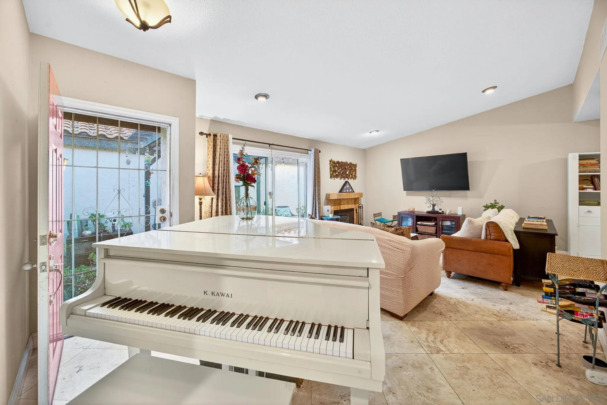 https://cdn.realtyfeed.com/cdn/127/260002730/8ce0e93c6954f3508486bc59f33b3719.webp