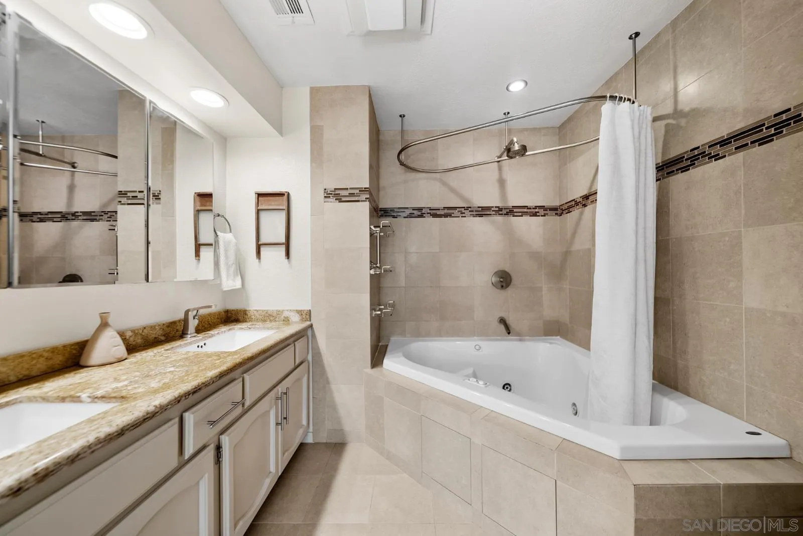 https://cdn.realtyfeed.com/cdn/127/260002746/21e3b8414bdf7a6a5ea79dc9c7361e8e.webp