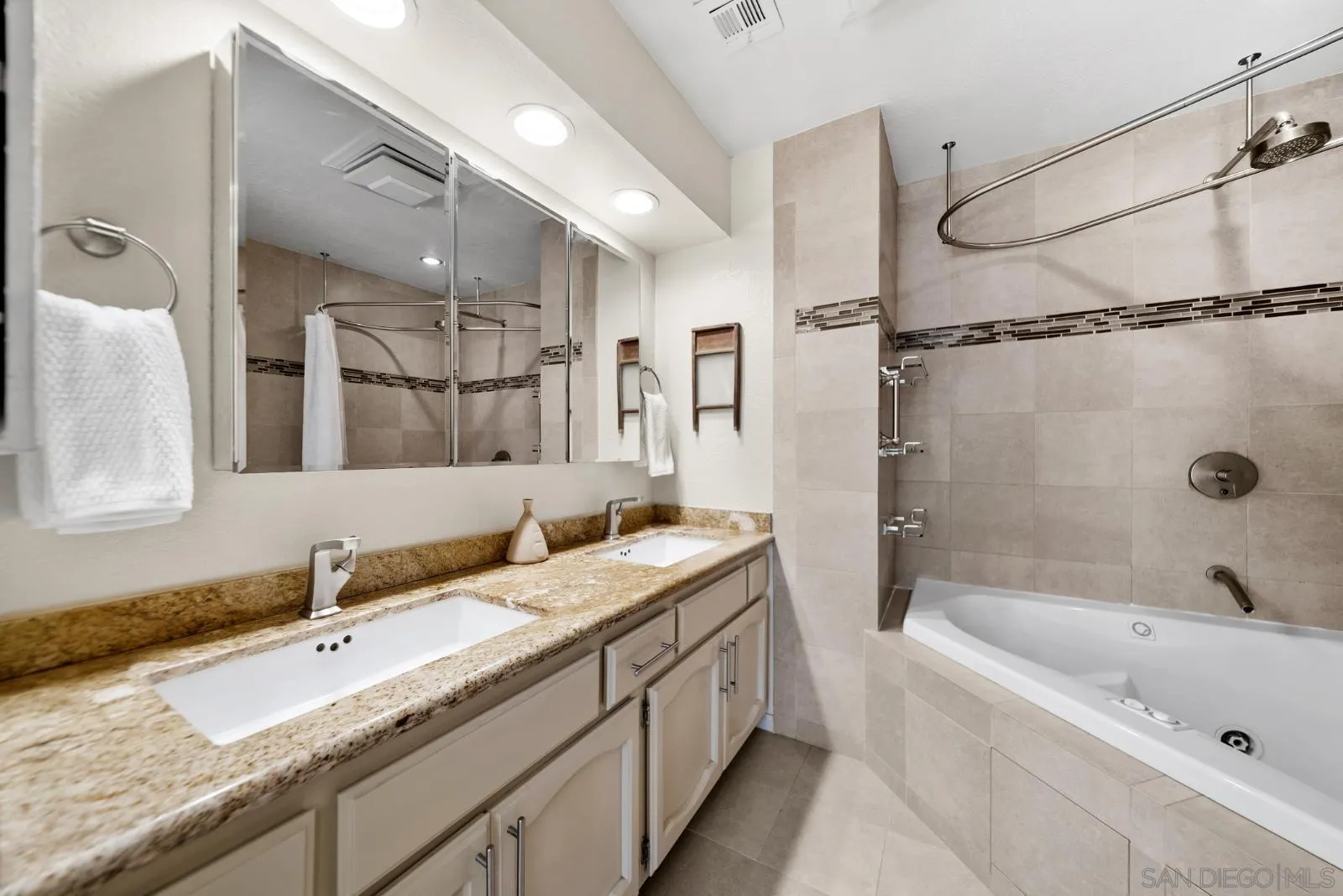 https://cdn.realtyfeed.com/cdn/127/260002746/f8649ed6f9b1ccb3a089bbd77c22ce60.webp