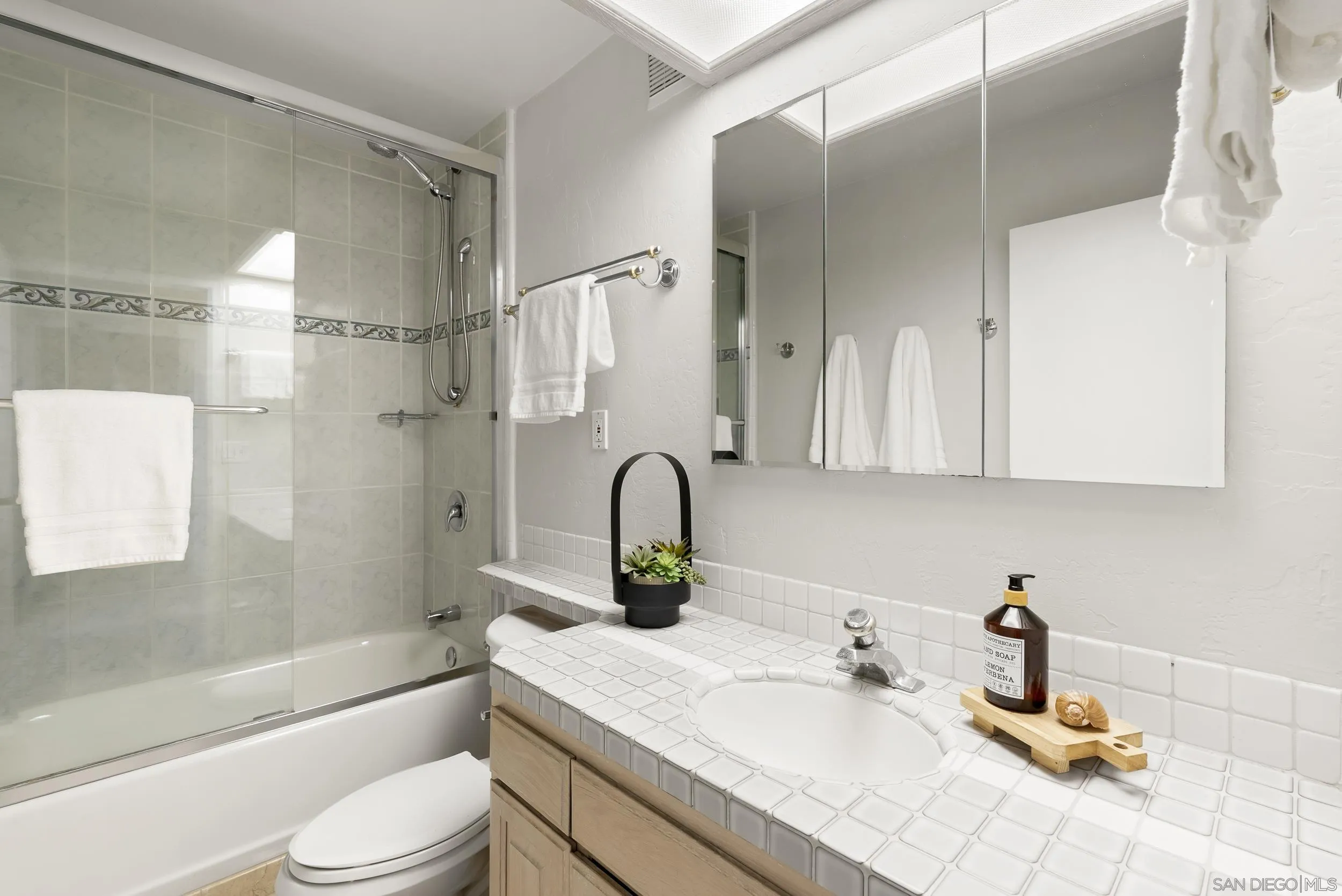 https://cdn.realtyfeed.com/cdn/127/260002749/cd183c4ada574365e50c8158fd940ef6.webp
