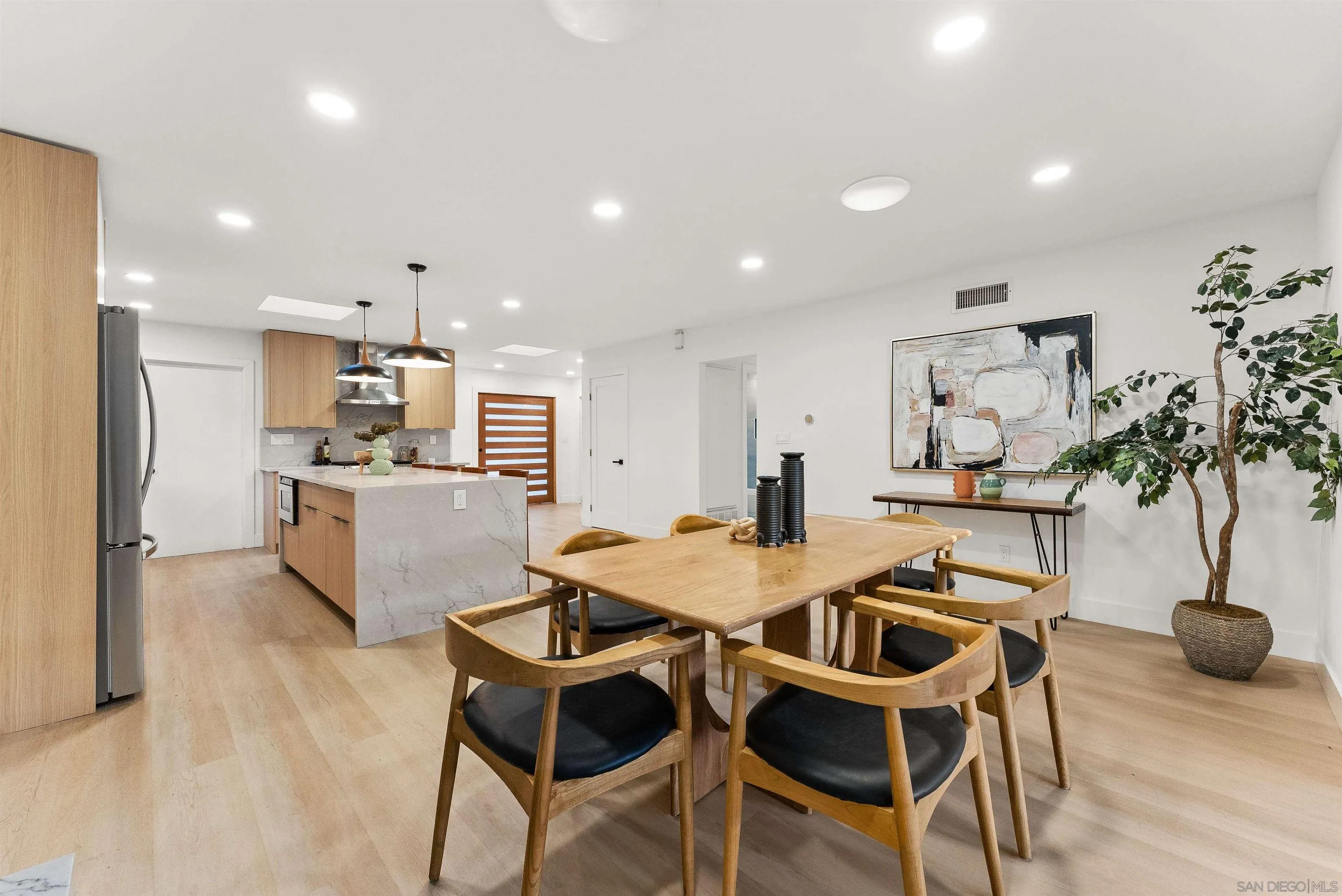 https://cdn.realtyfeed.com/cdn/127/260002768/25be71942d498d9962cd09d0e3d372ad.webp