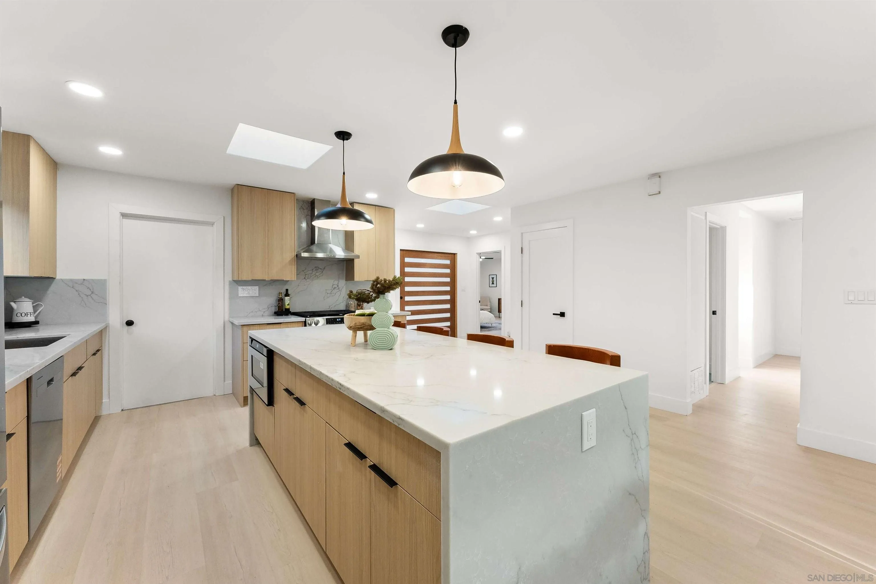 https://cdn.realtyfeed.com/cdn/127/260002768/8b1eca87373f593d85f28efdc513b709.webp