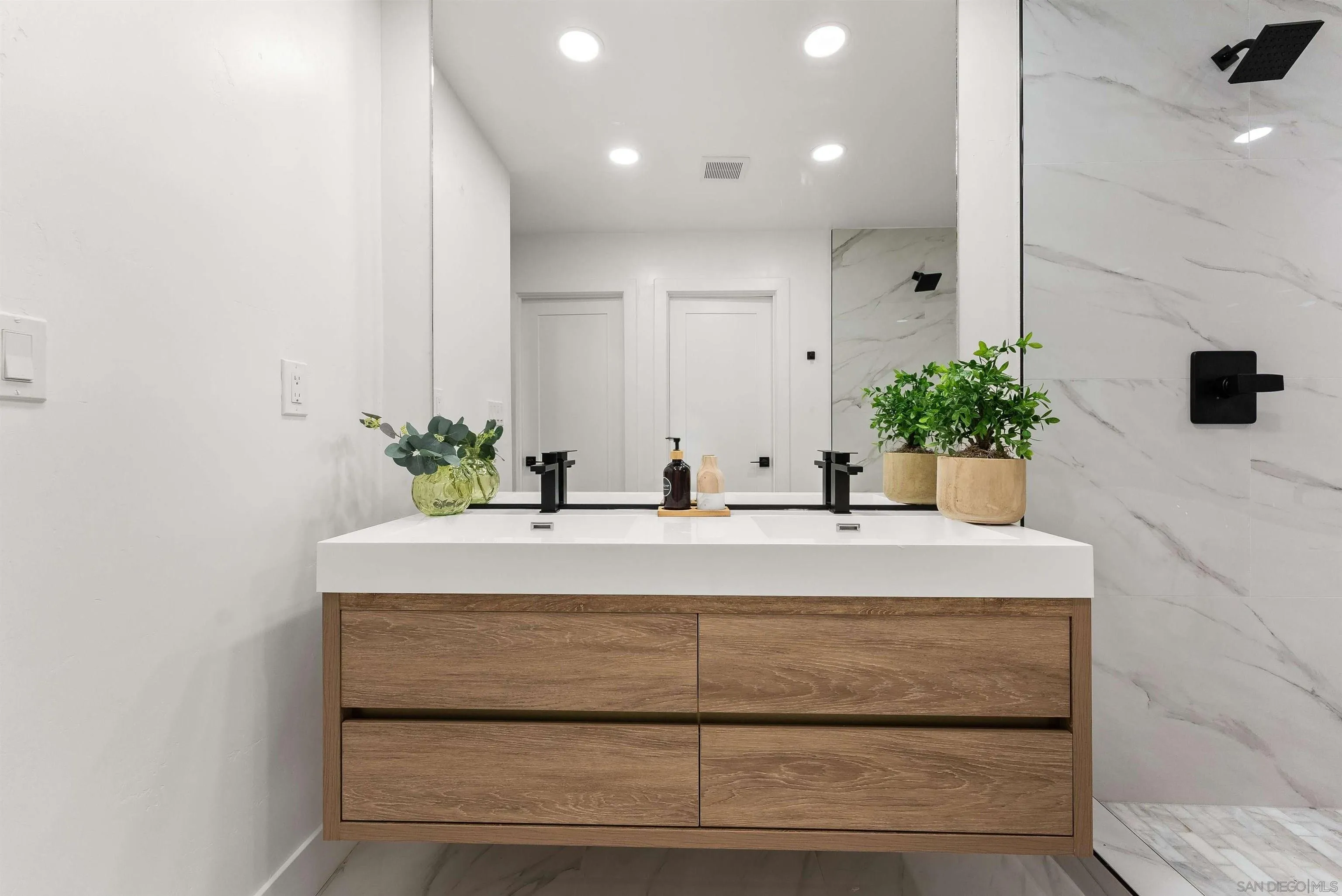 https://cdn.realtyfeed.com/cdn/127/260002768/ca968663759e1af36821515f97df809b.webp